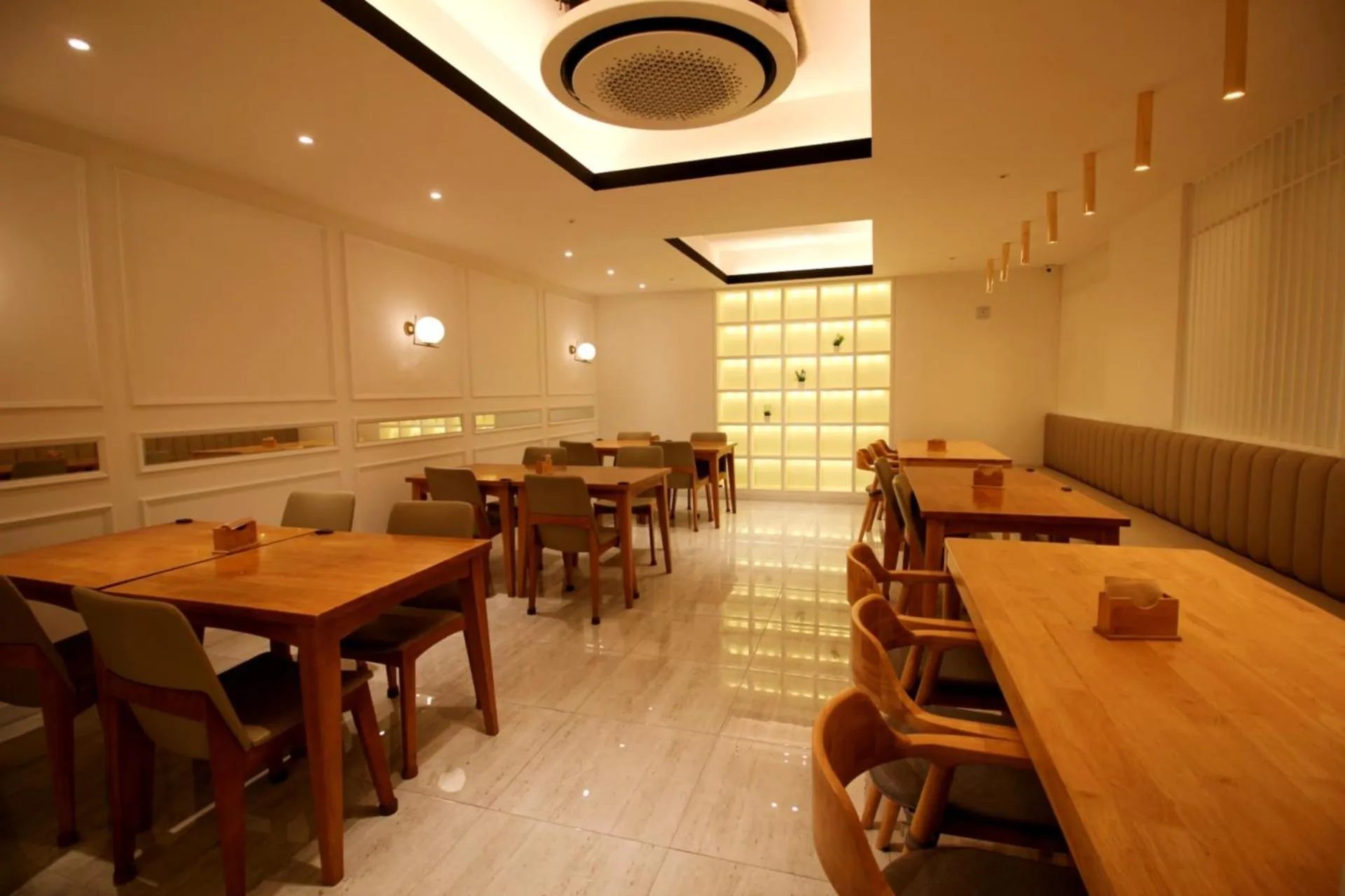 Restaurant/places to eat in Seattle B Hotel