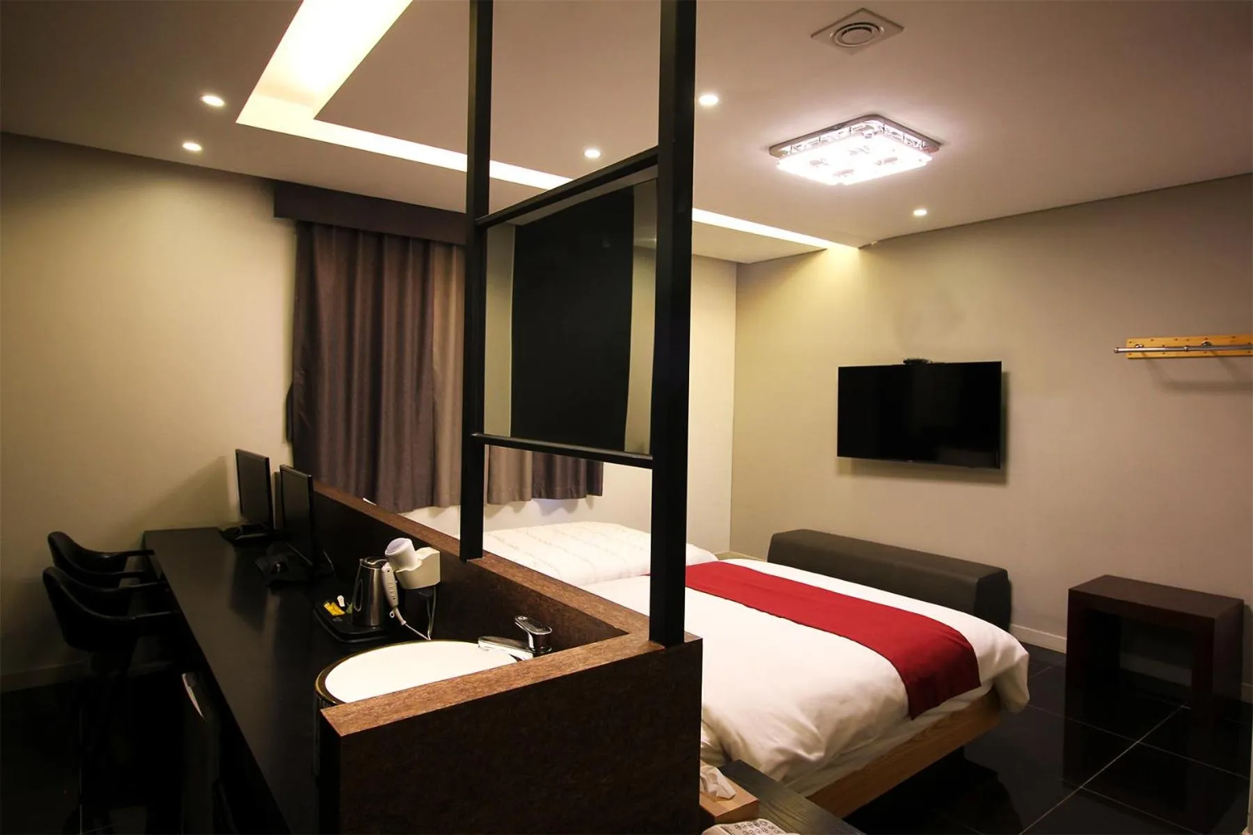 Bed in Seattle B Hotel