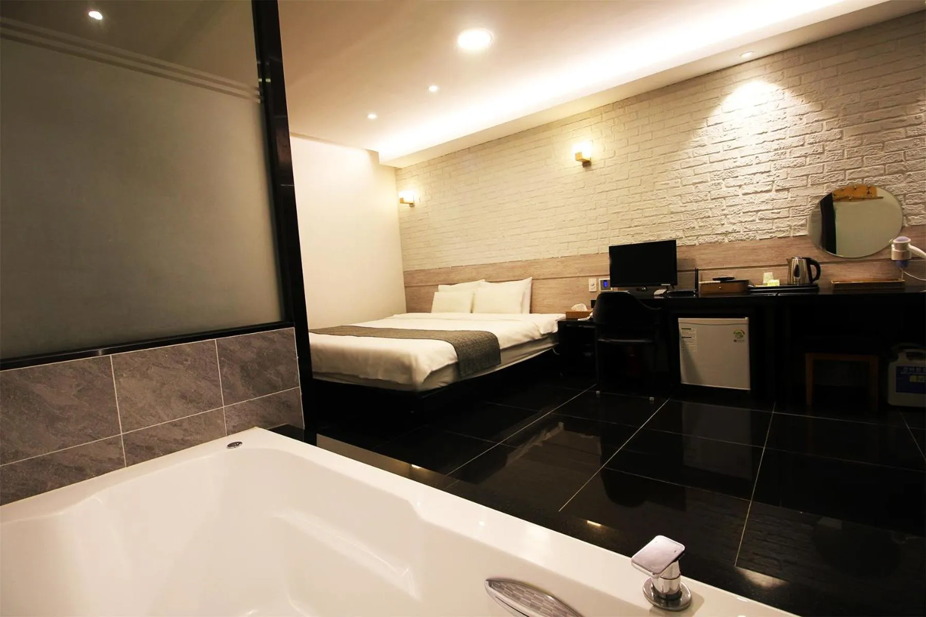 Bed in Seattle B Hotel