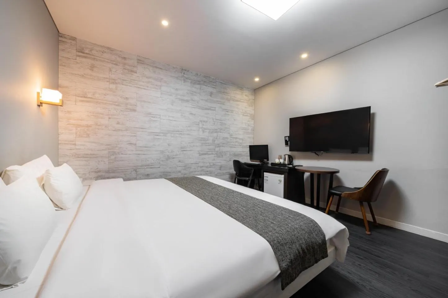 Bed in Seattle B Hotel