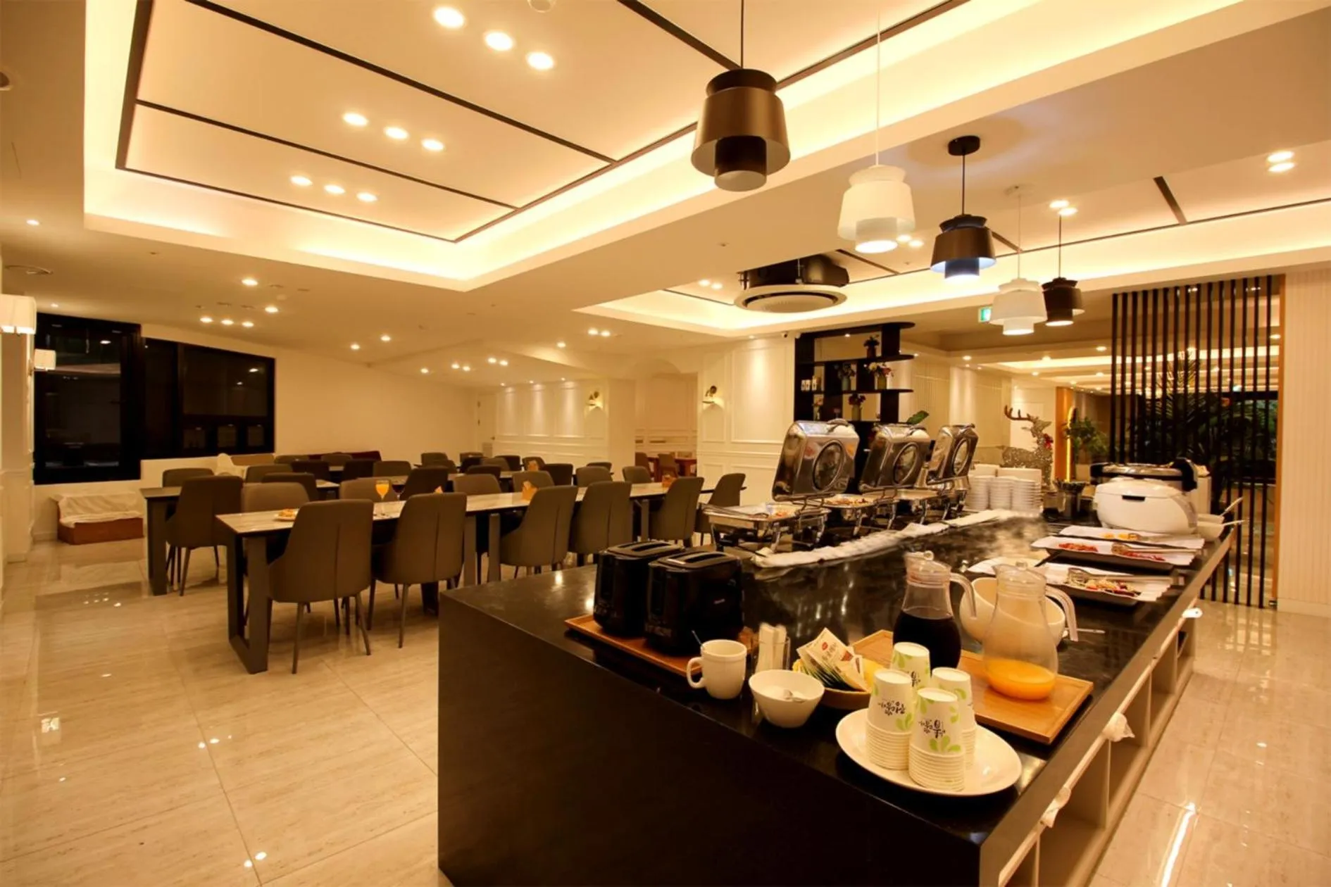 Restaurant/places to eat in Seattle B Hotel