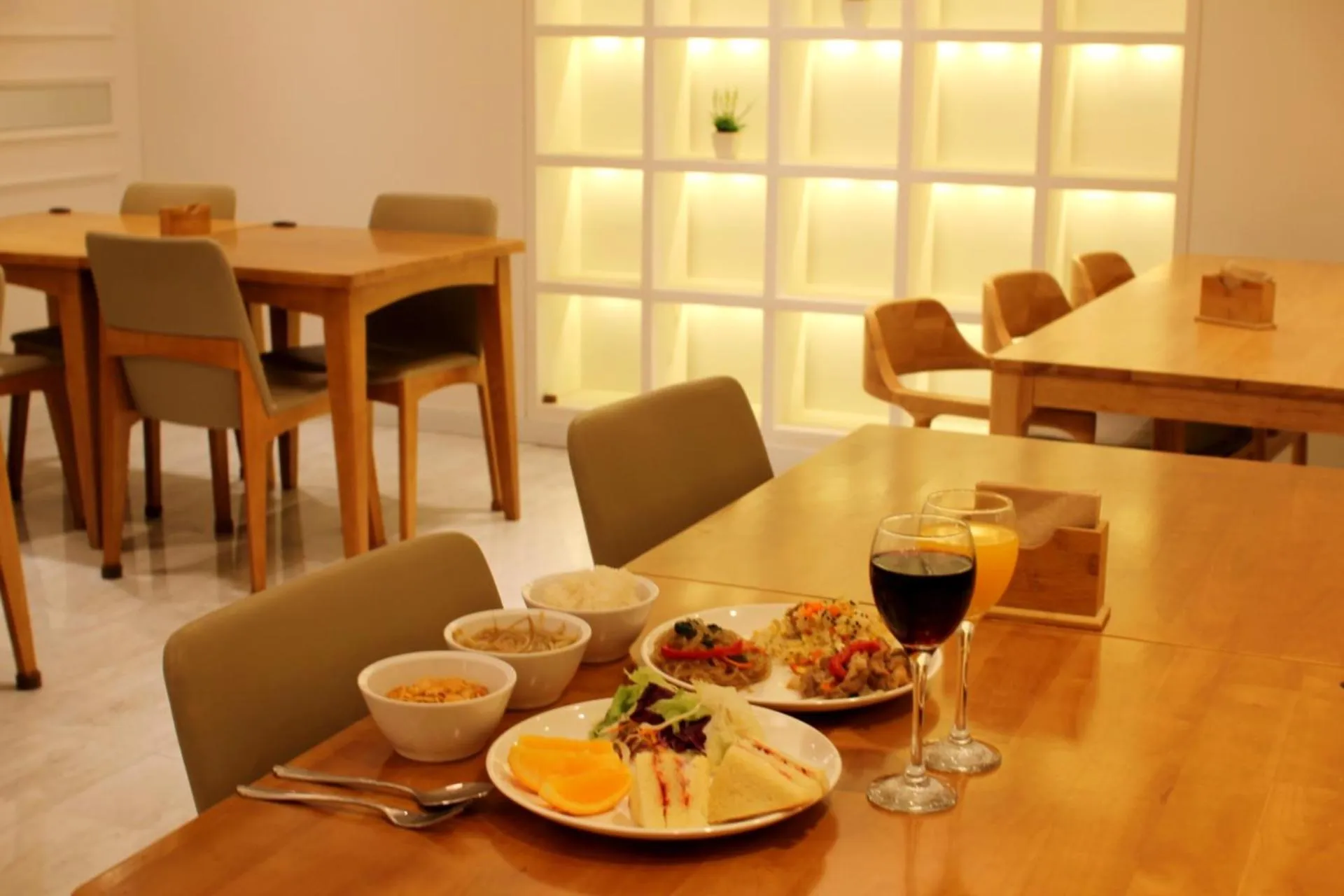 Restaurant/places to eat in Seattle B Hotel