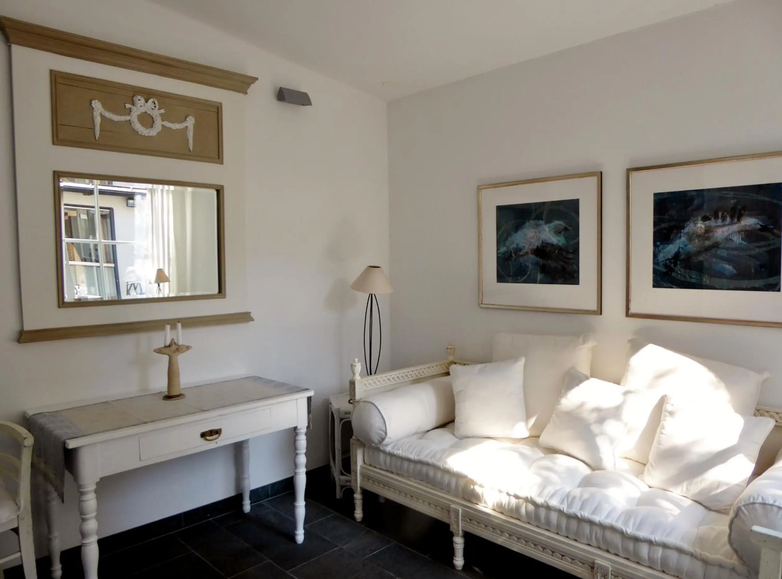 Living room, Bed in Am Eichholz Galerie & Art-Hotel