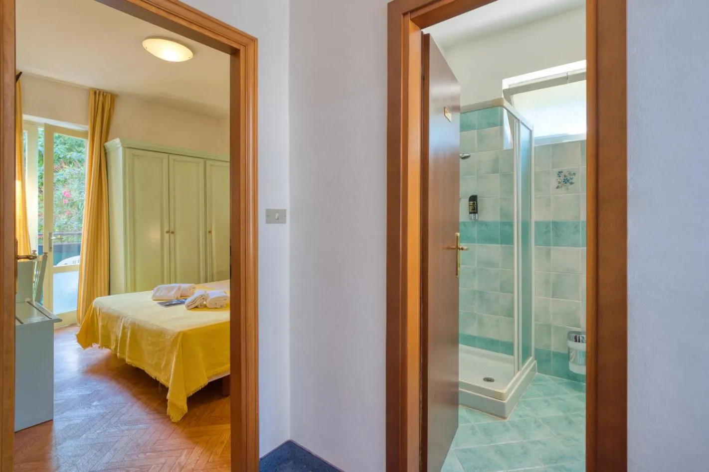 Bathroom, Bed in Hotel Silvana Garnì