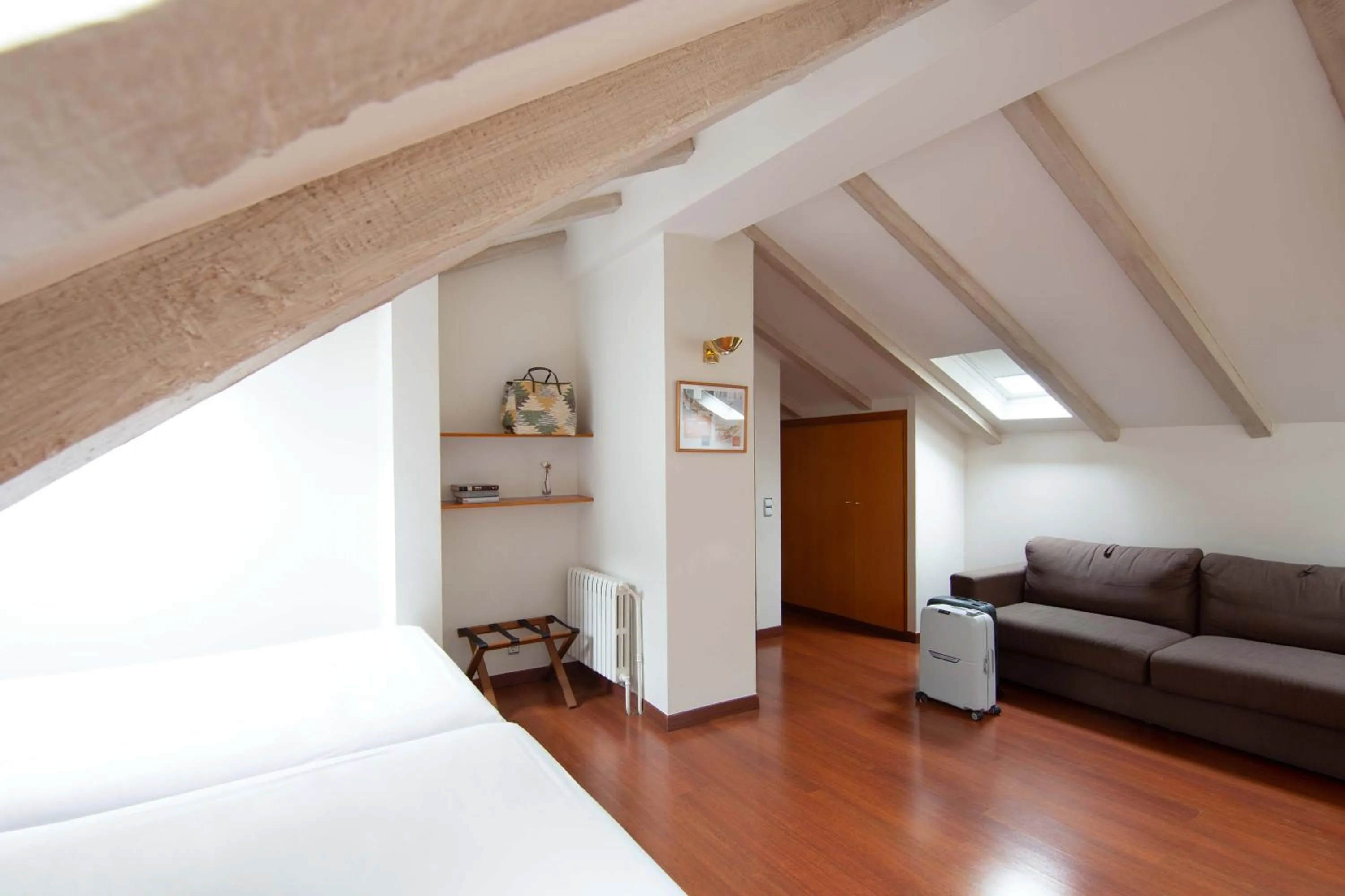 Photo of the whole room, Bed in Hotel de l'Isard