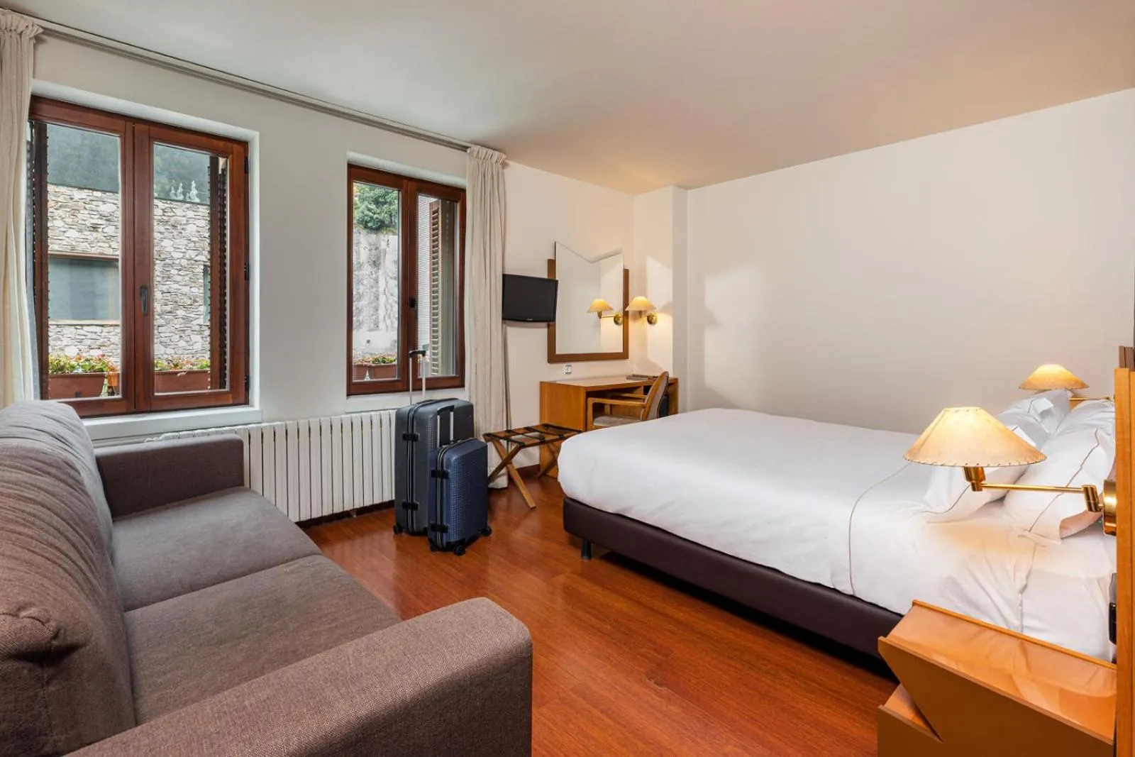 Photo of the whole room, Bed in Hotel de l'Isard