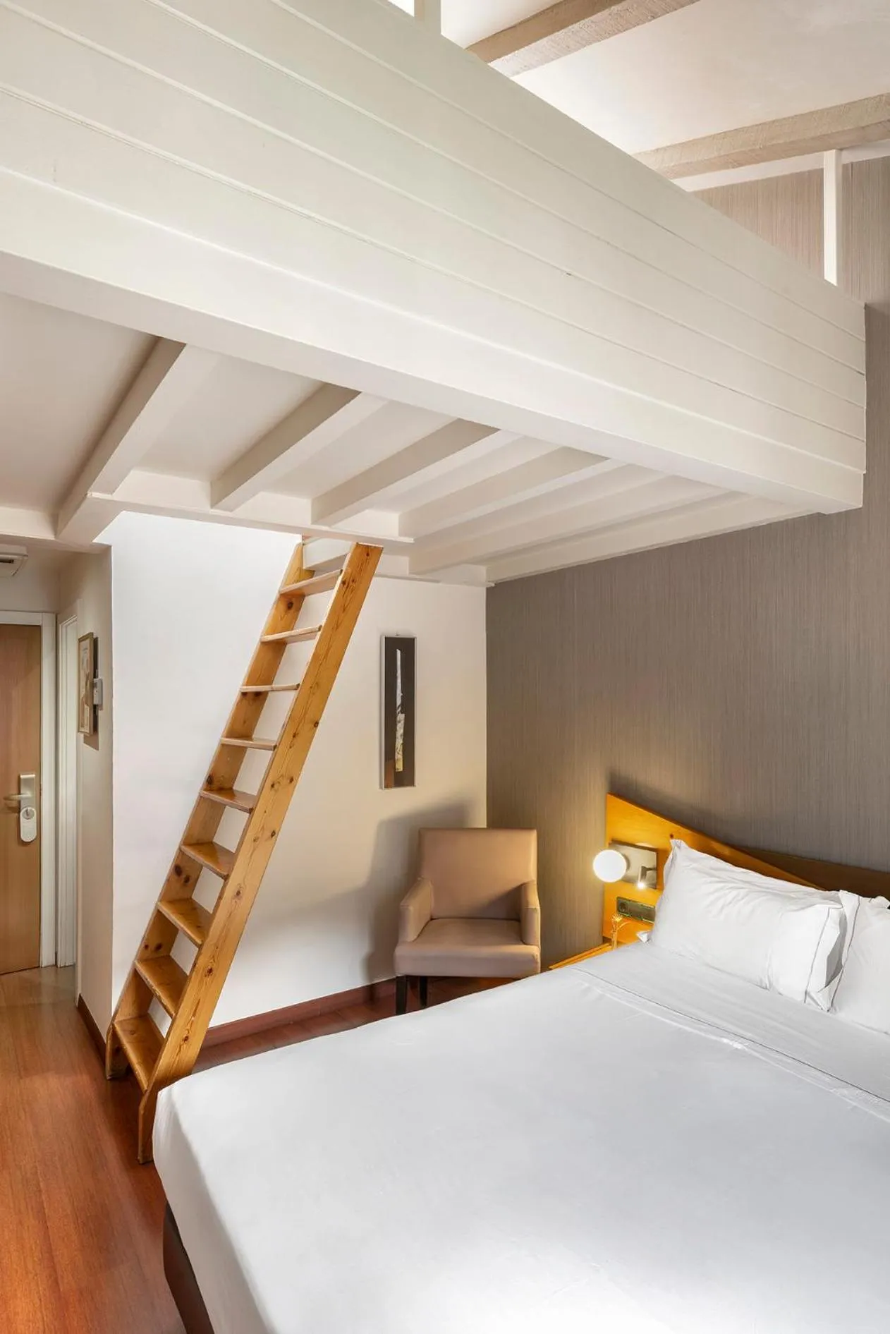 Photo of the whole room, Bed in Hotel de l'Isard