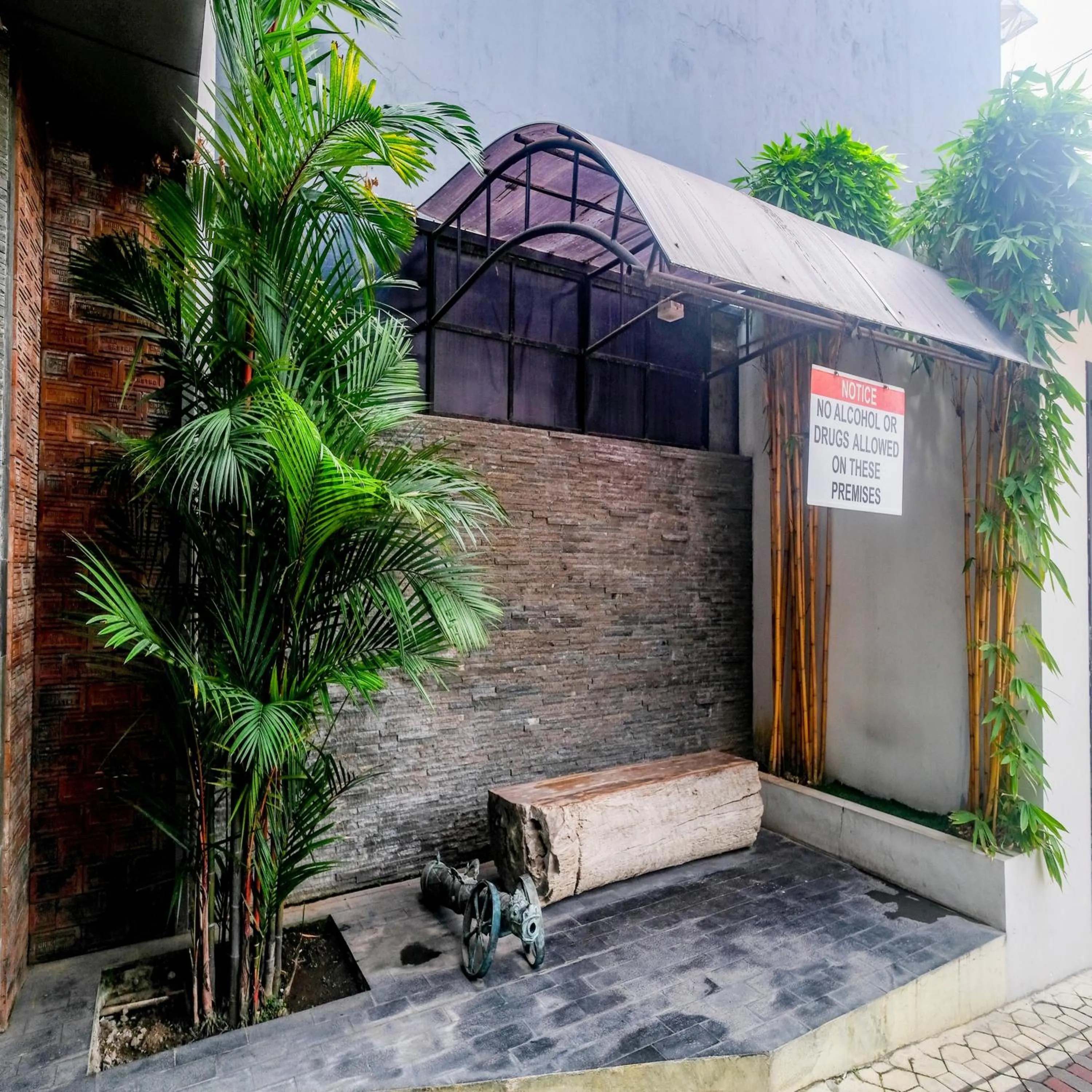 Property building in Sans Vibes Hotel Grand Omah Sastro Gejayan