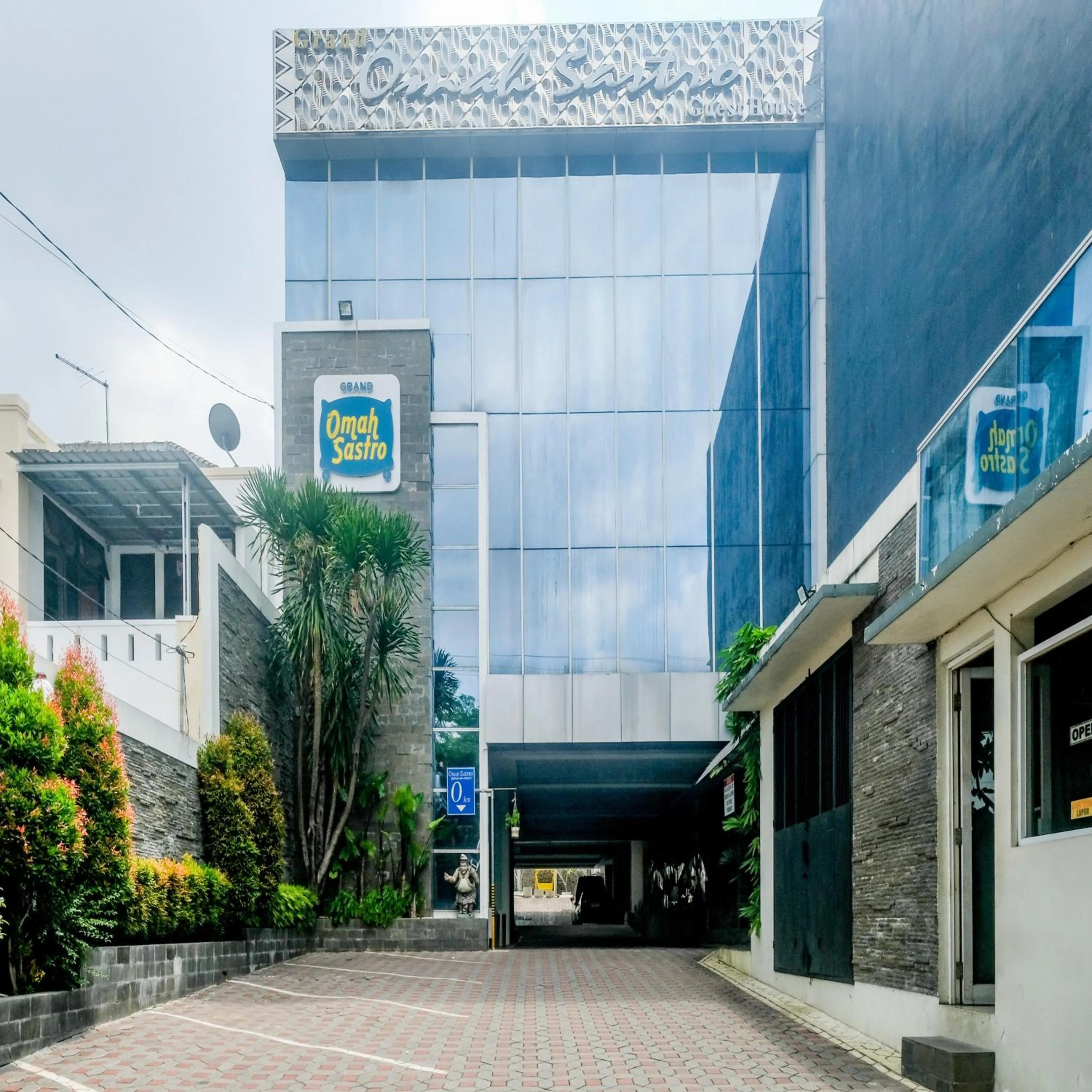 Facade/entrance in Sans Vibes Hotel Grand Omah Sastro Gejayan