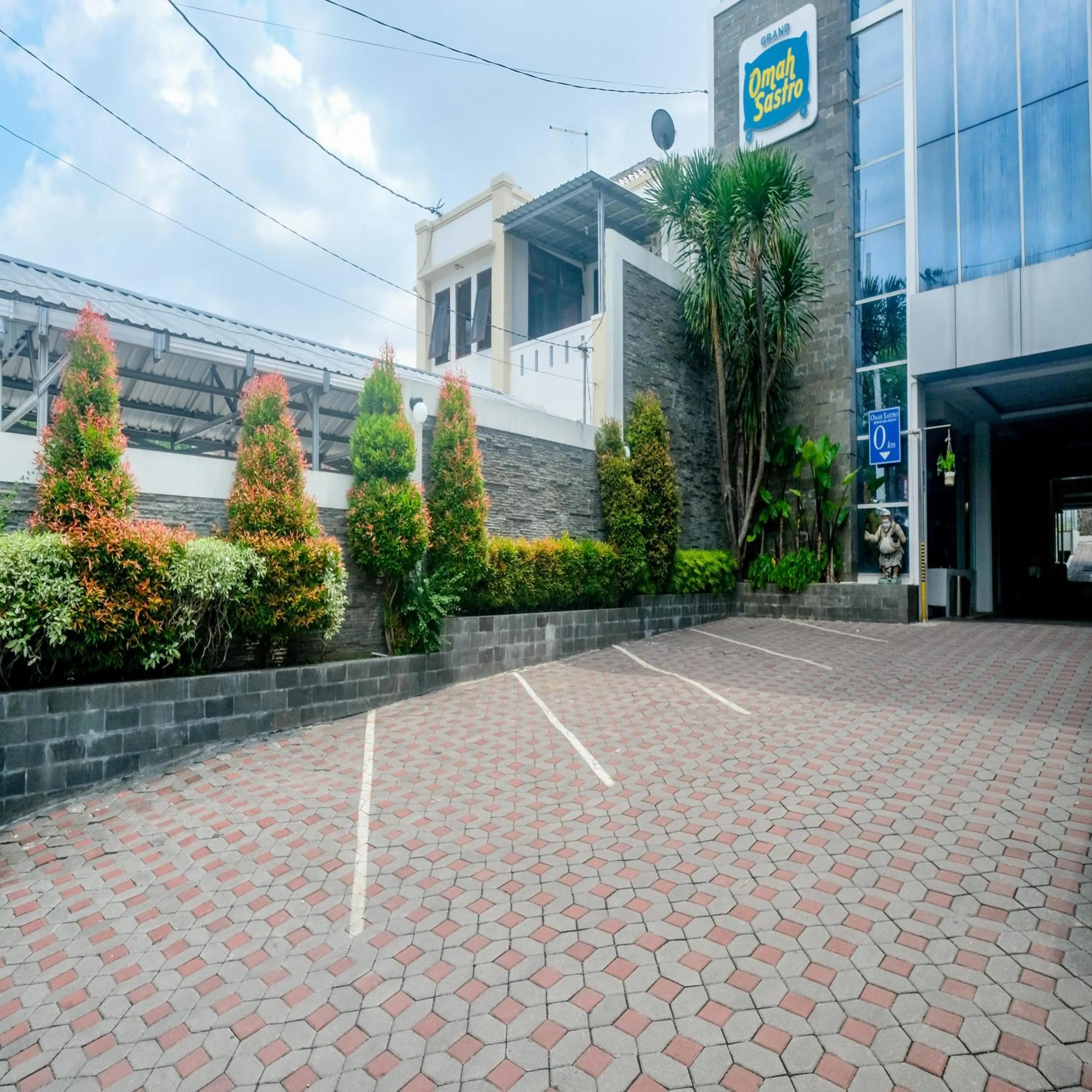 Parking in Sans Vibes Hotel Grand Omah Sastro Gejayan