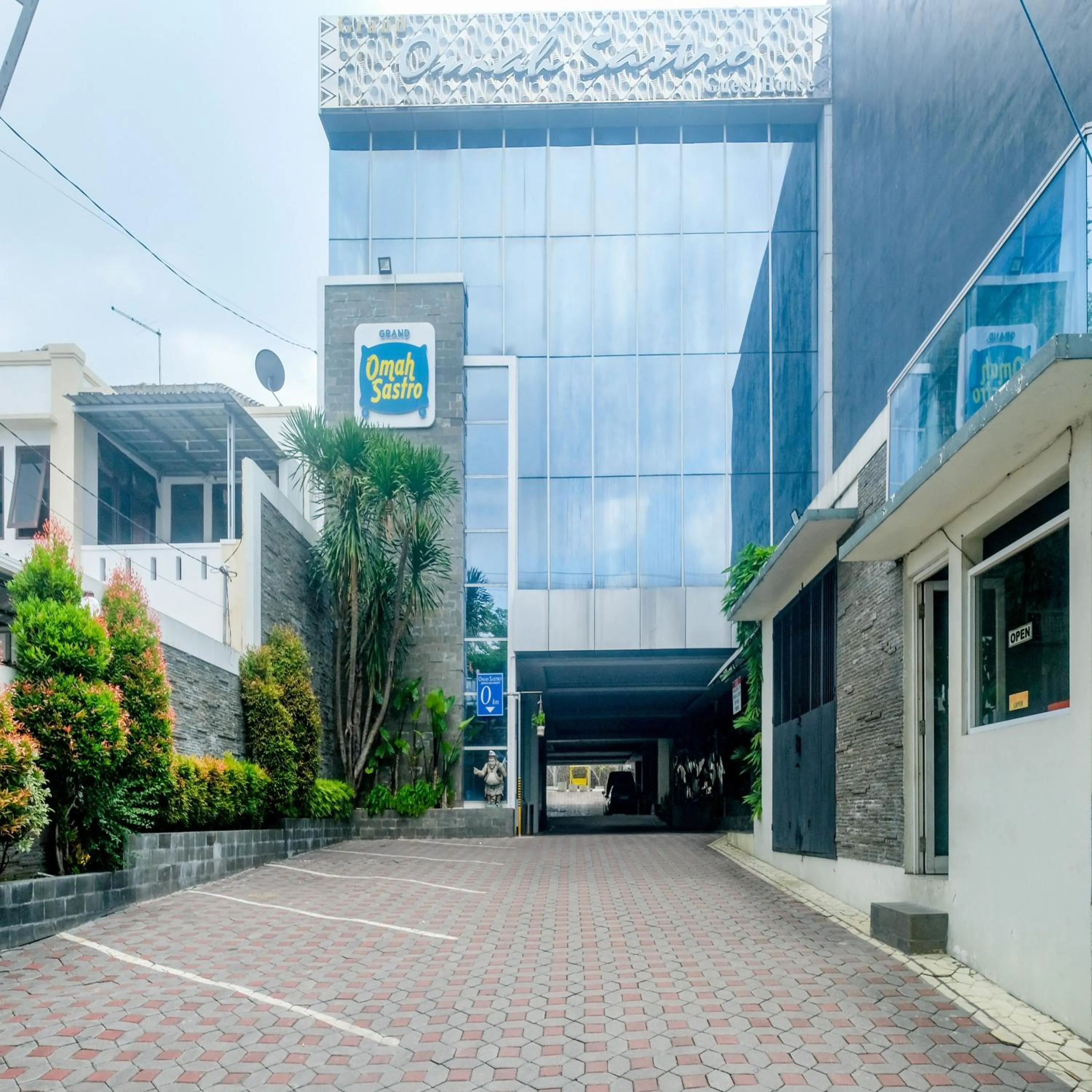 Facade/entrance in Sans Vibes Hotel Grand Omah Sastro Gejayan