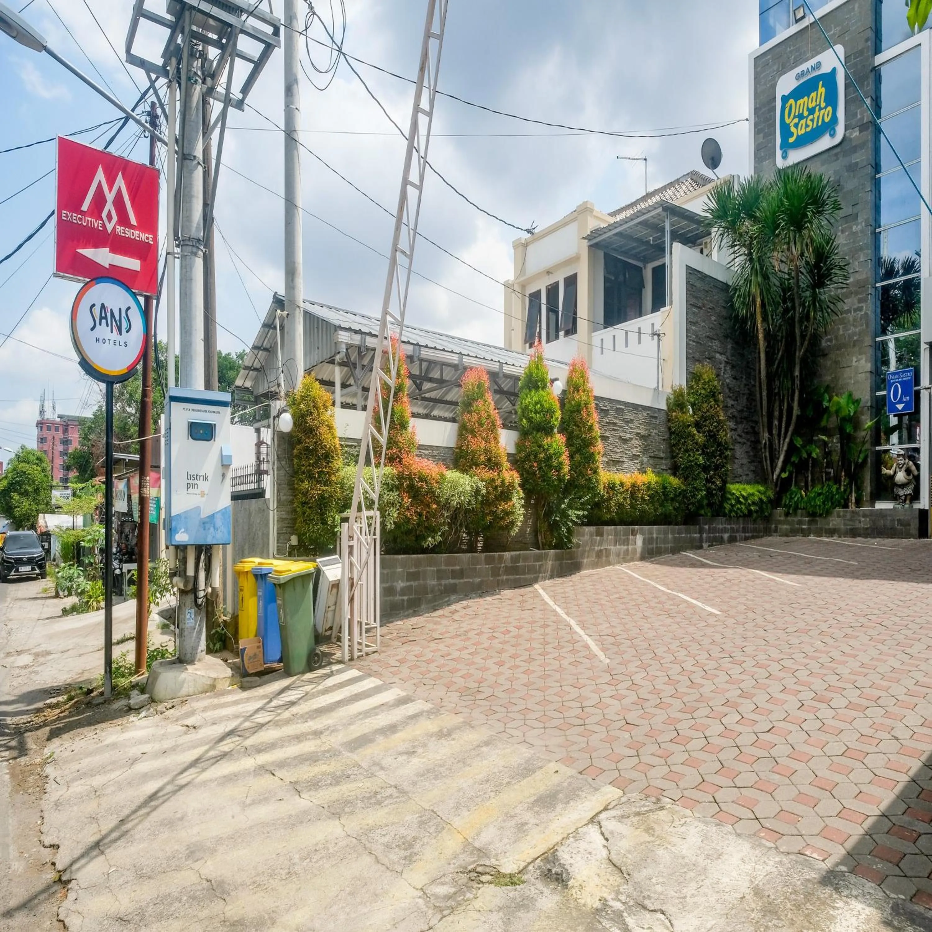 Parking in Sans Vibes Hotel Grand Omah Sastro Gejayan