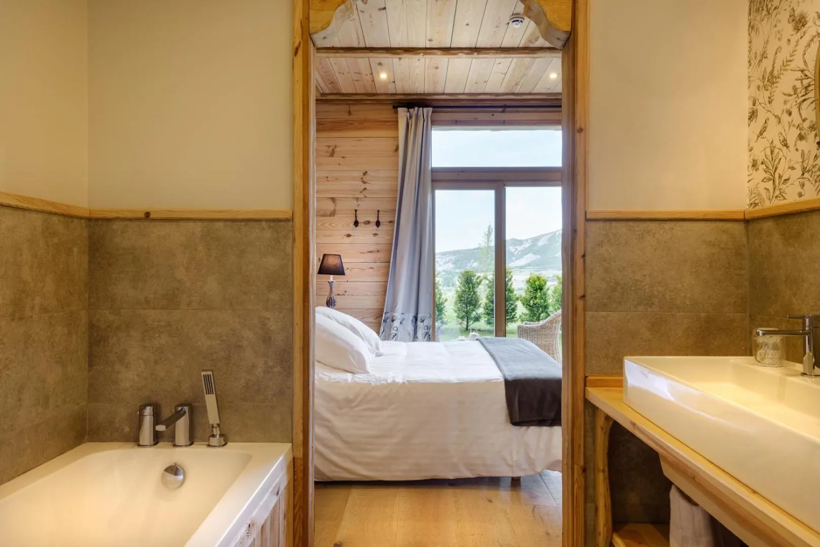 Toilet, Bed in Hotel Viñas de Lárrede