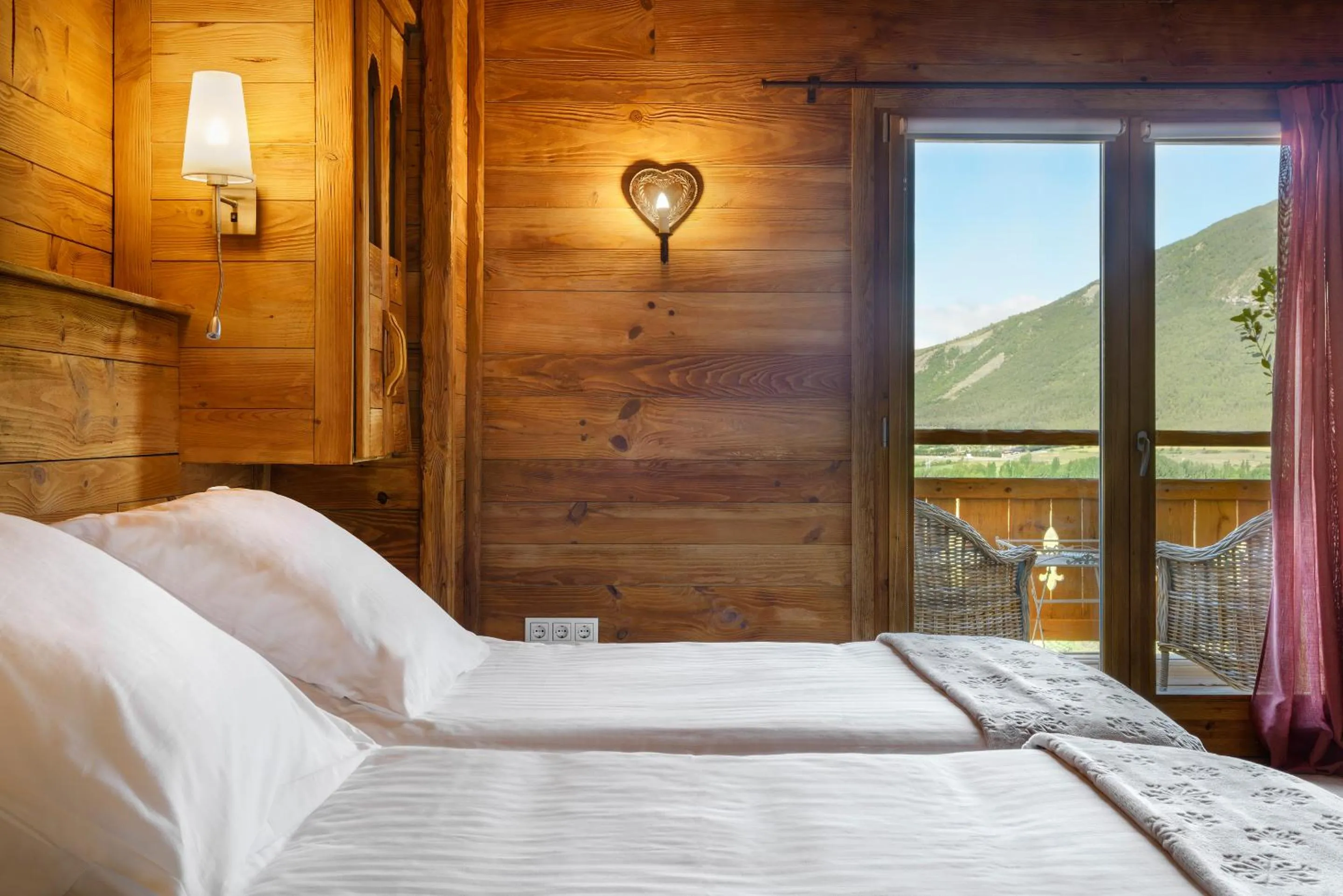 Decorative detail, Bed in Hotel Viñas de Lárrede