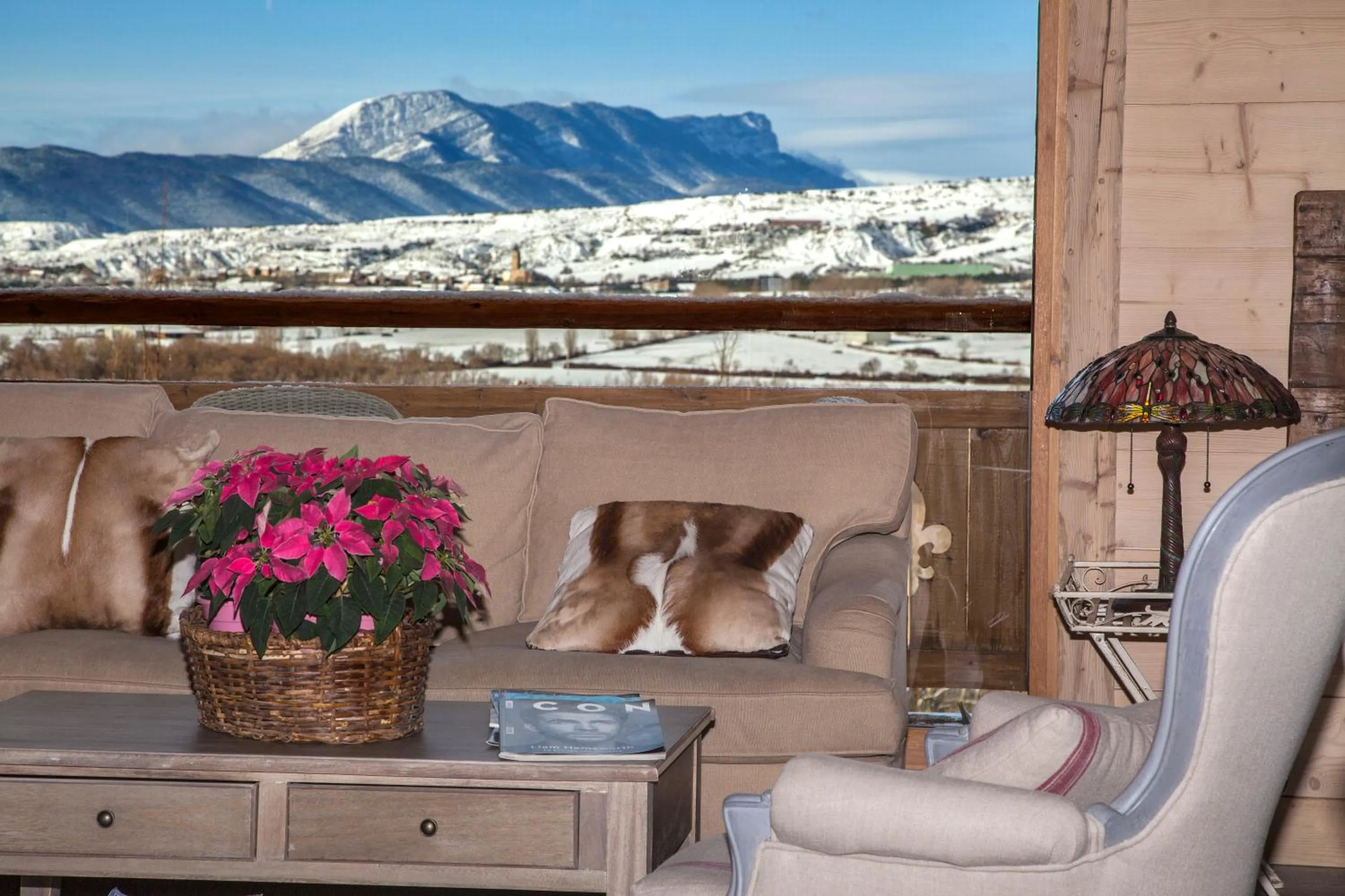 Communal lounge/ TV room in Hotel Viñas de Lárrede