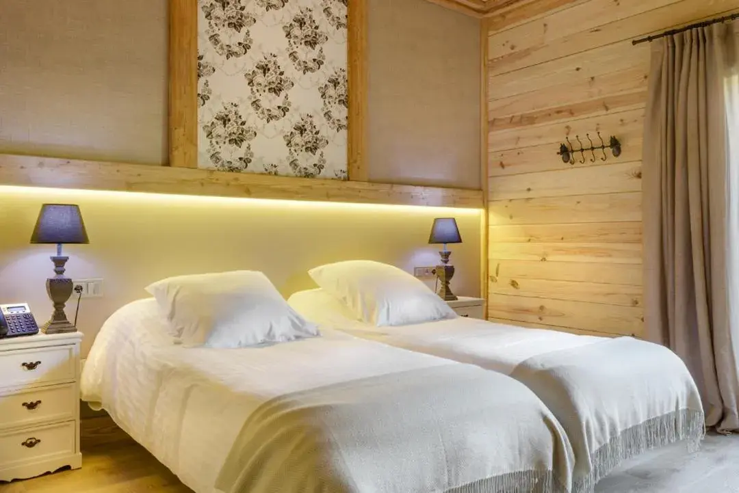 Superior Double or Twin Room with Garden View in Hotel Viñas de Lárrede Superior Double or Twin Room with Garden View in Hotel Viñas de Lárrede