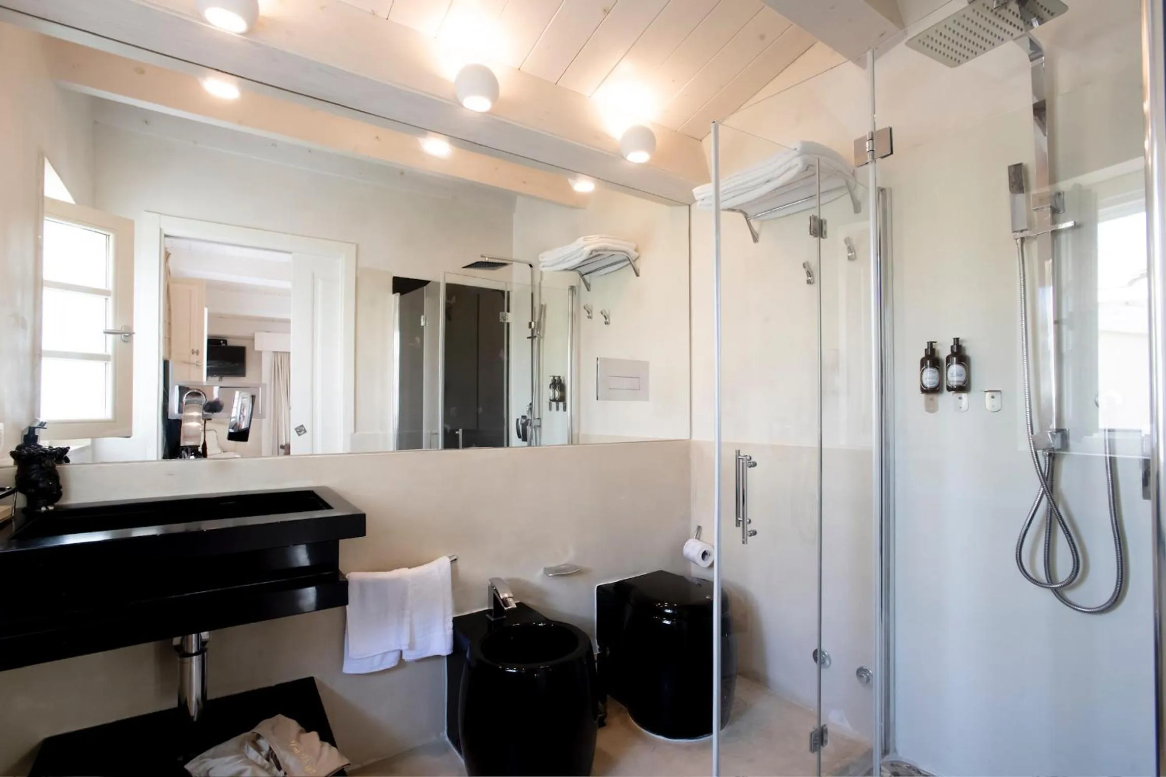 Shower in Zahir Country House Boutique Hotel Noto