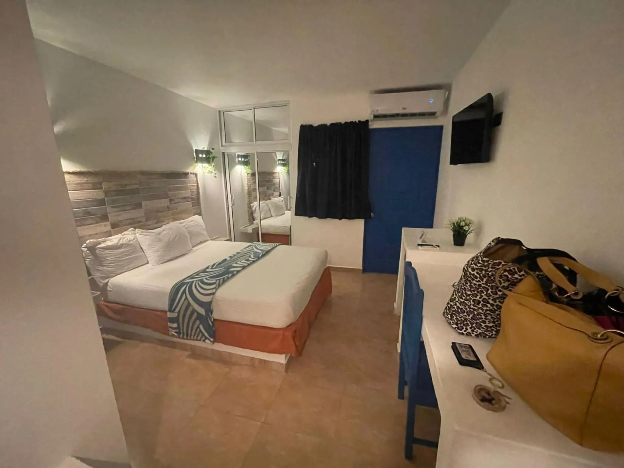 Property building, Bed in Nuovo Hotel Playa Catalina