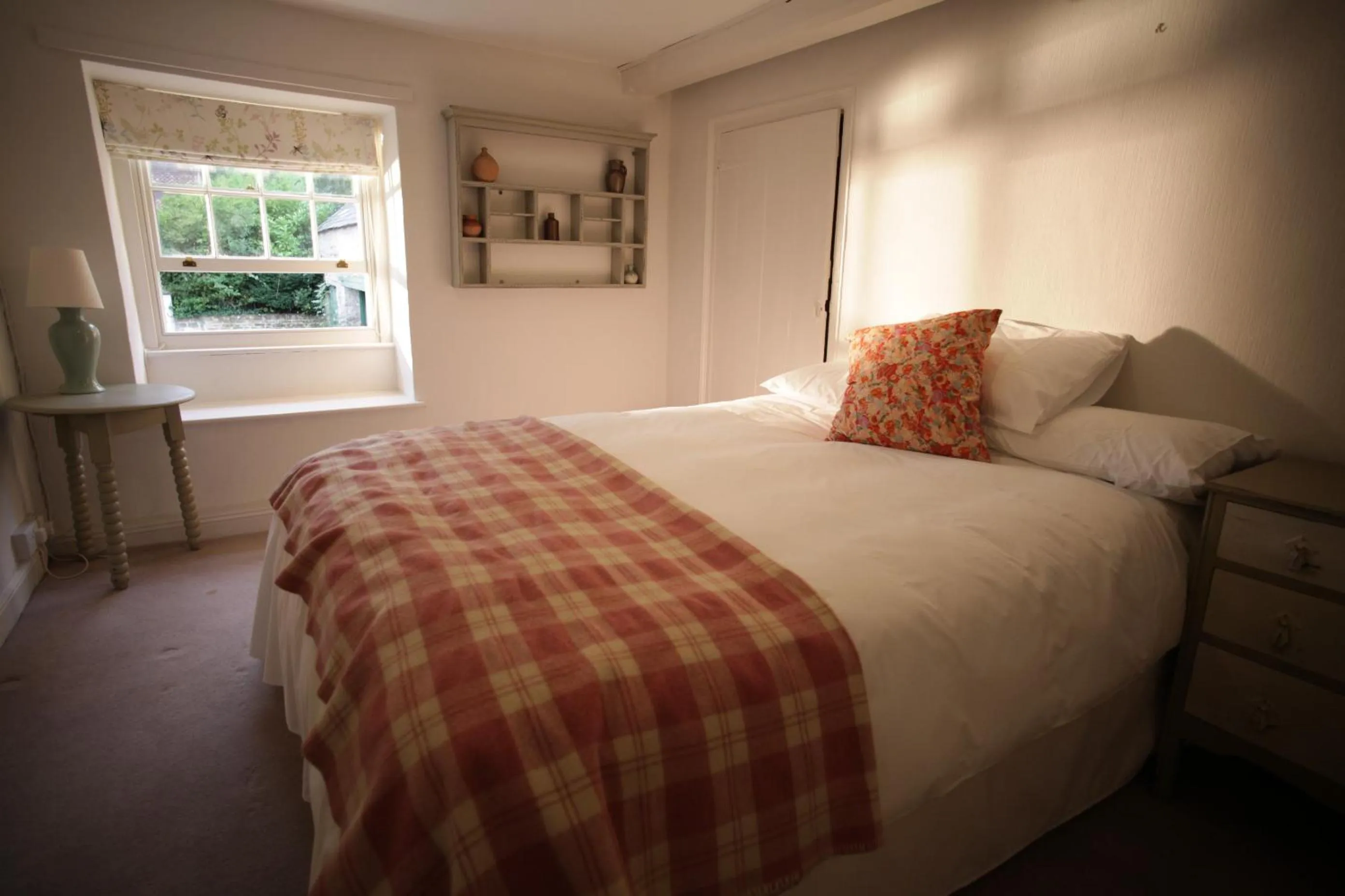 Photo of the whole room, Bed in The Scott Arms