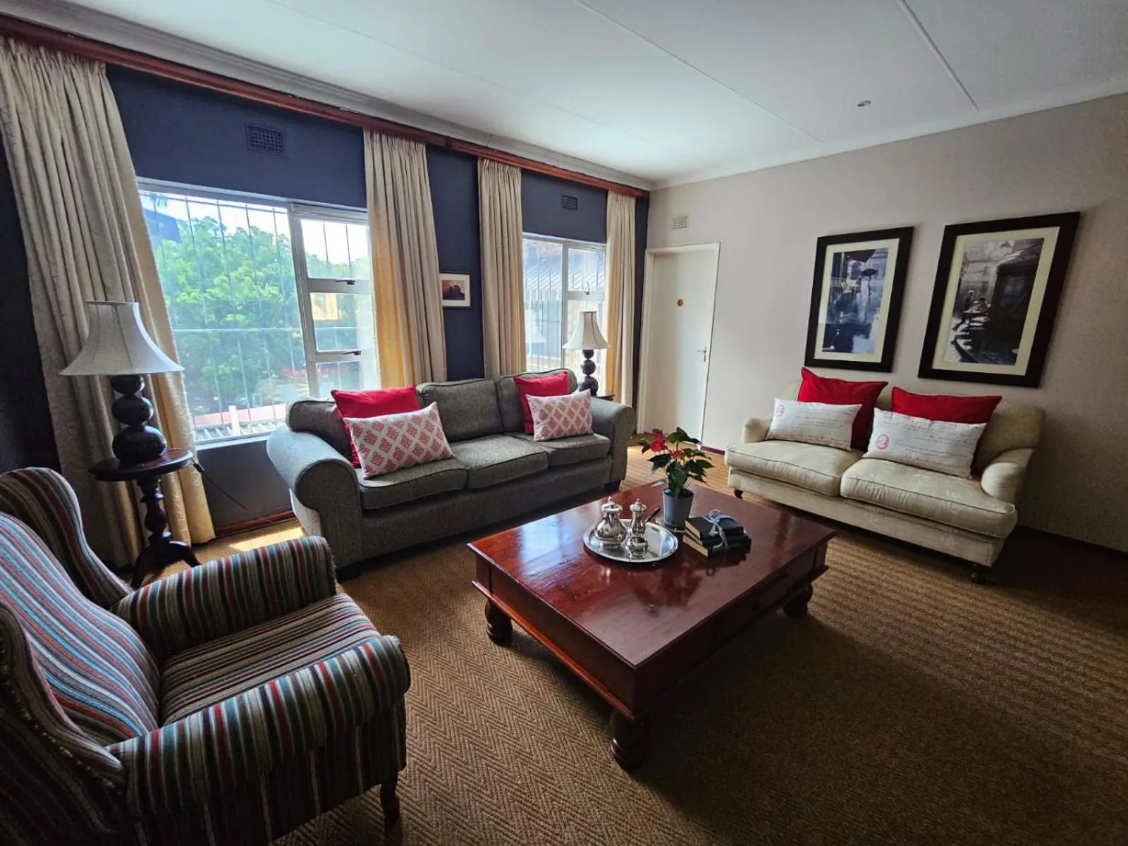 Communal lounge/ TV room in Hillton Manor Guest House