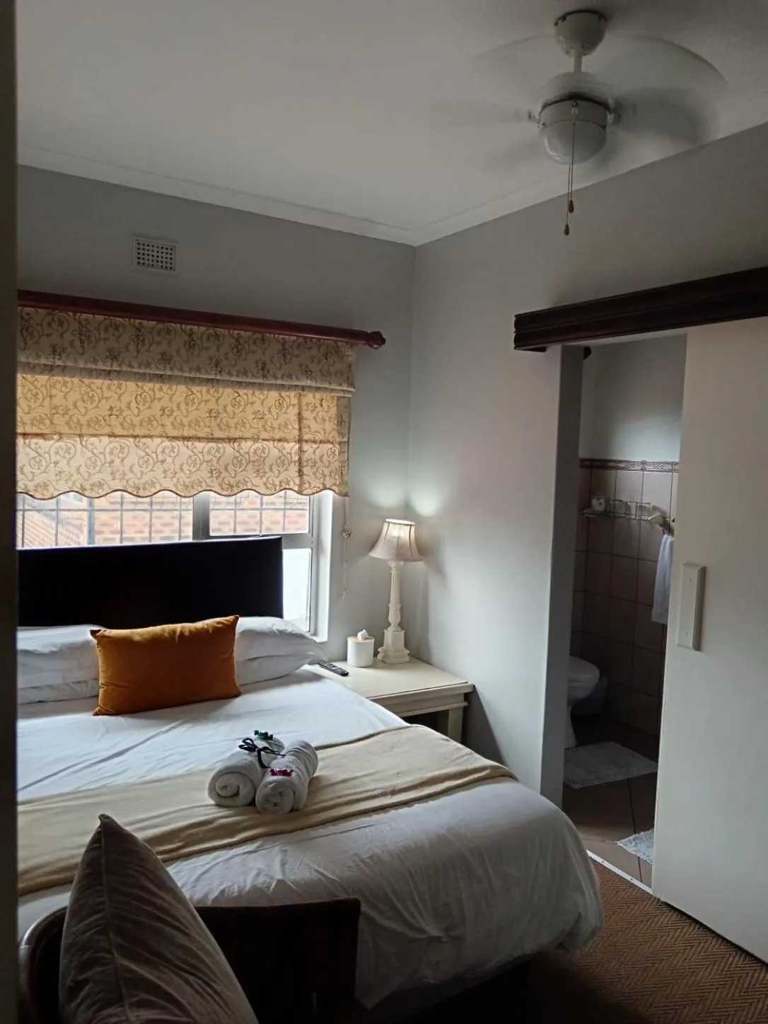 Bathroom, Bed in Hillton Manor Guest House