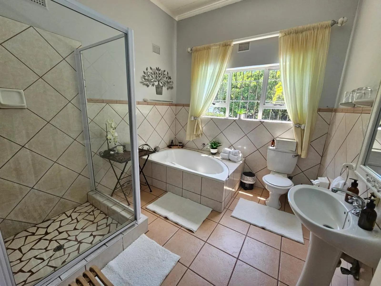 Bathroom in Hillton Manor Guest House