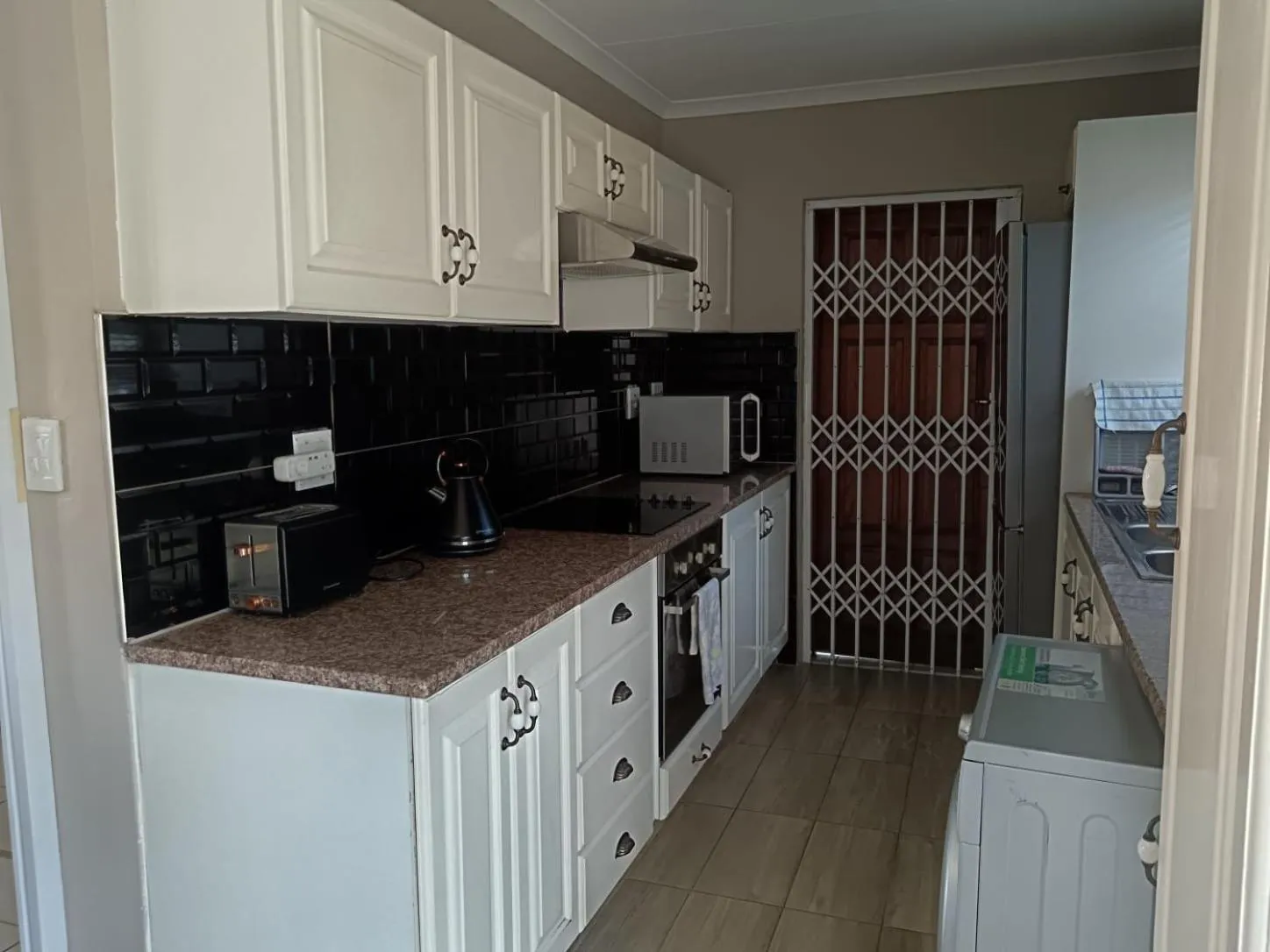 Kitchen or kitchenette in Hillton Manor Guest House