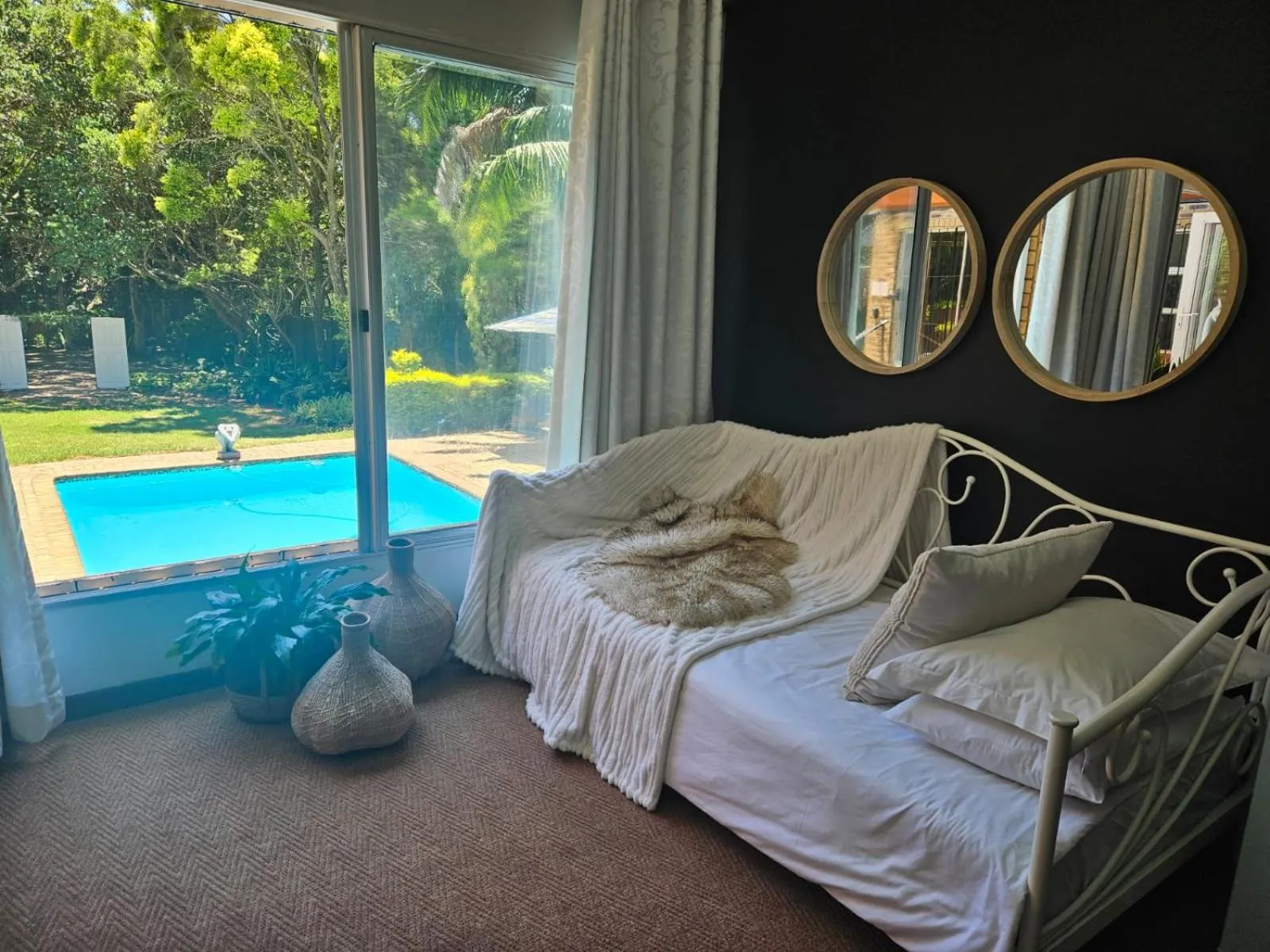 Pool view, Bed in Hillton Manor Guest House