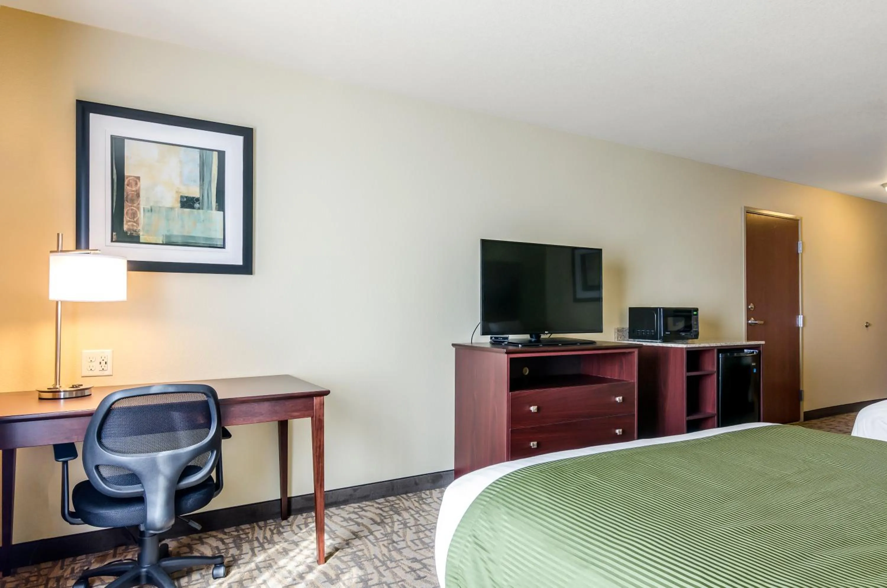 TV and multimedia, Bed in Cobblestone Inn & Suites - Ord