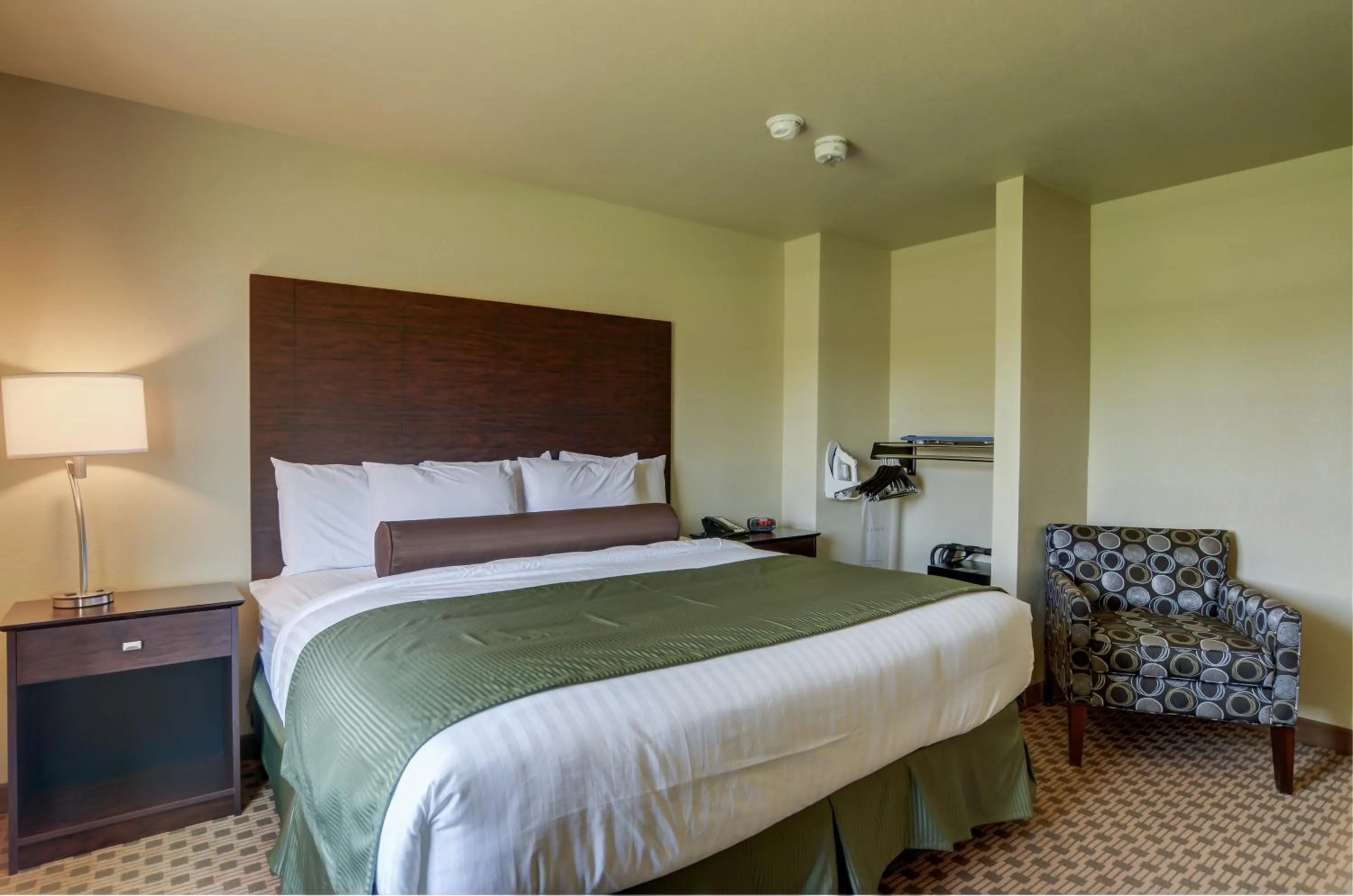 Bed in Cobblestone Inn & Suites - Ord