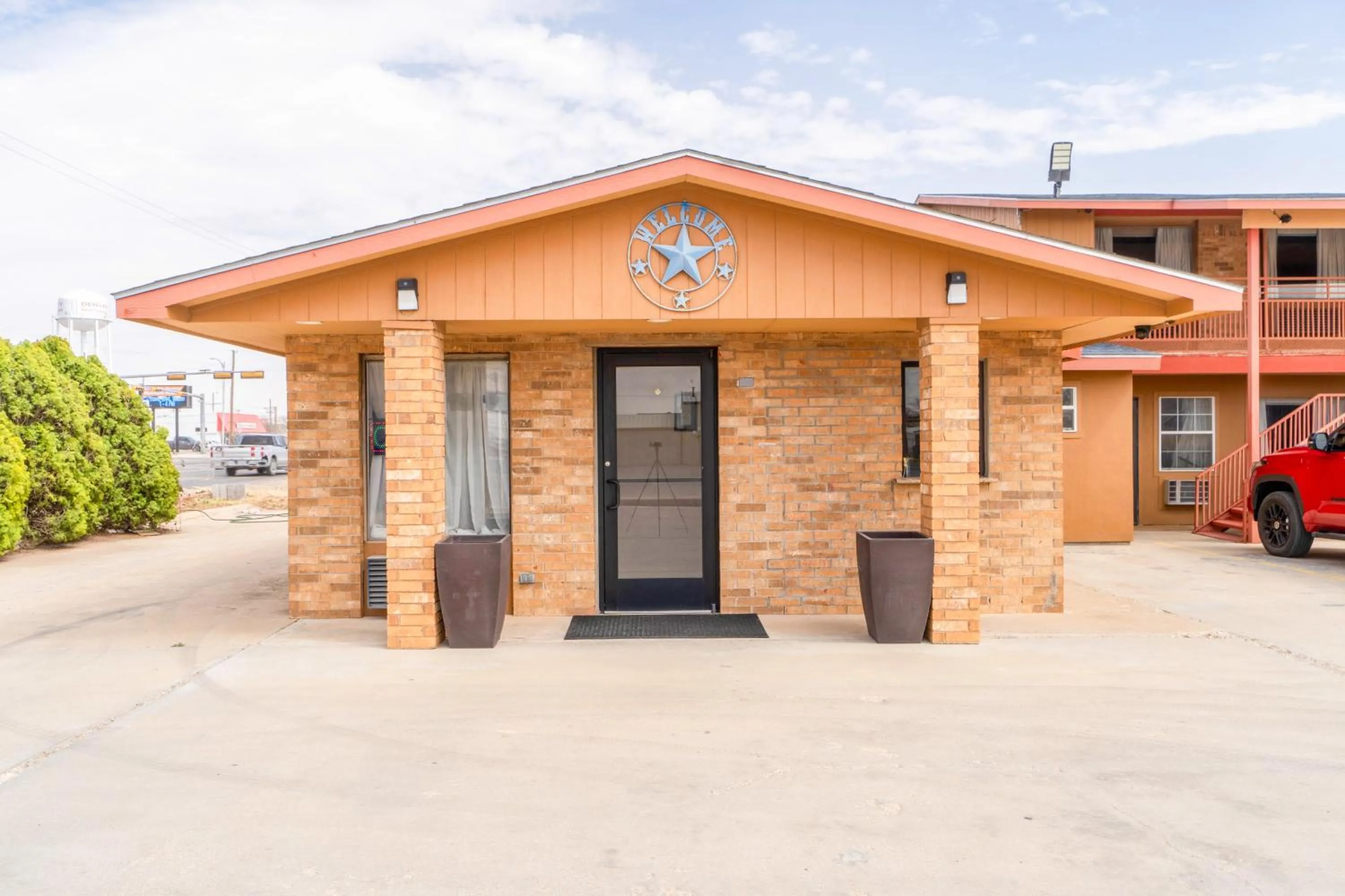 Property building in Crown Inn By OYO Denver Tx