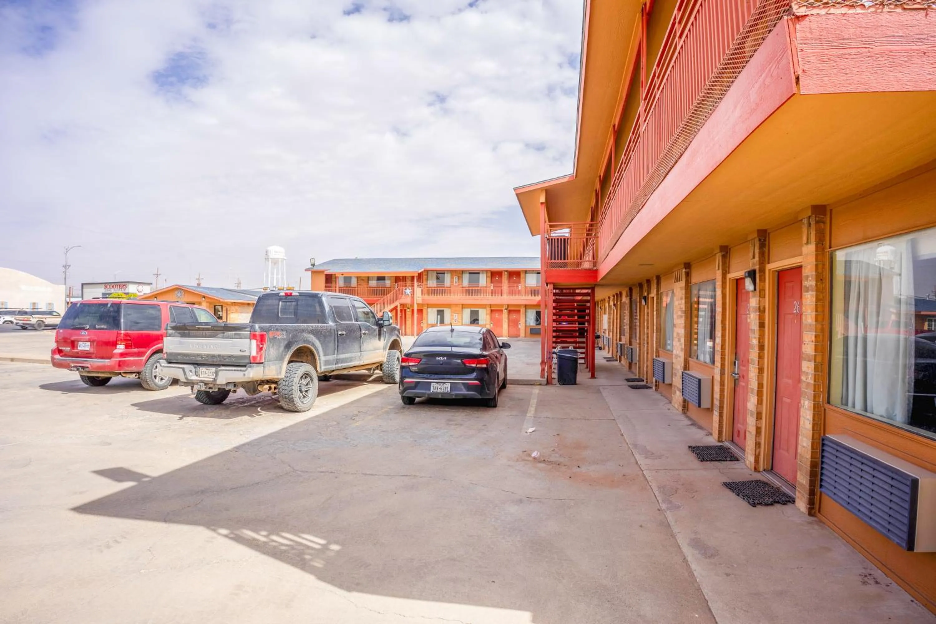 Parking in Crown Inn By OYO Denver Tx