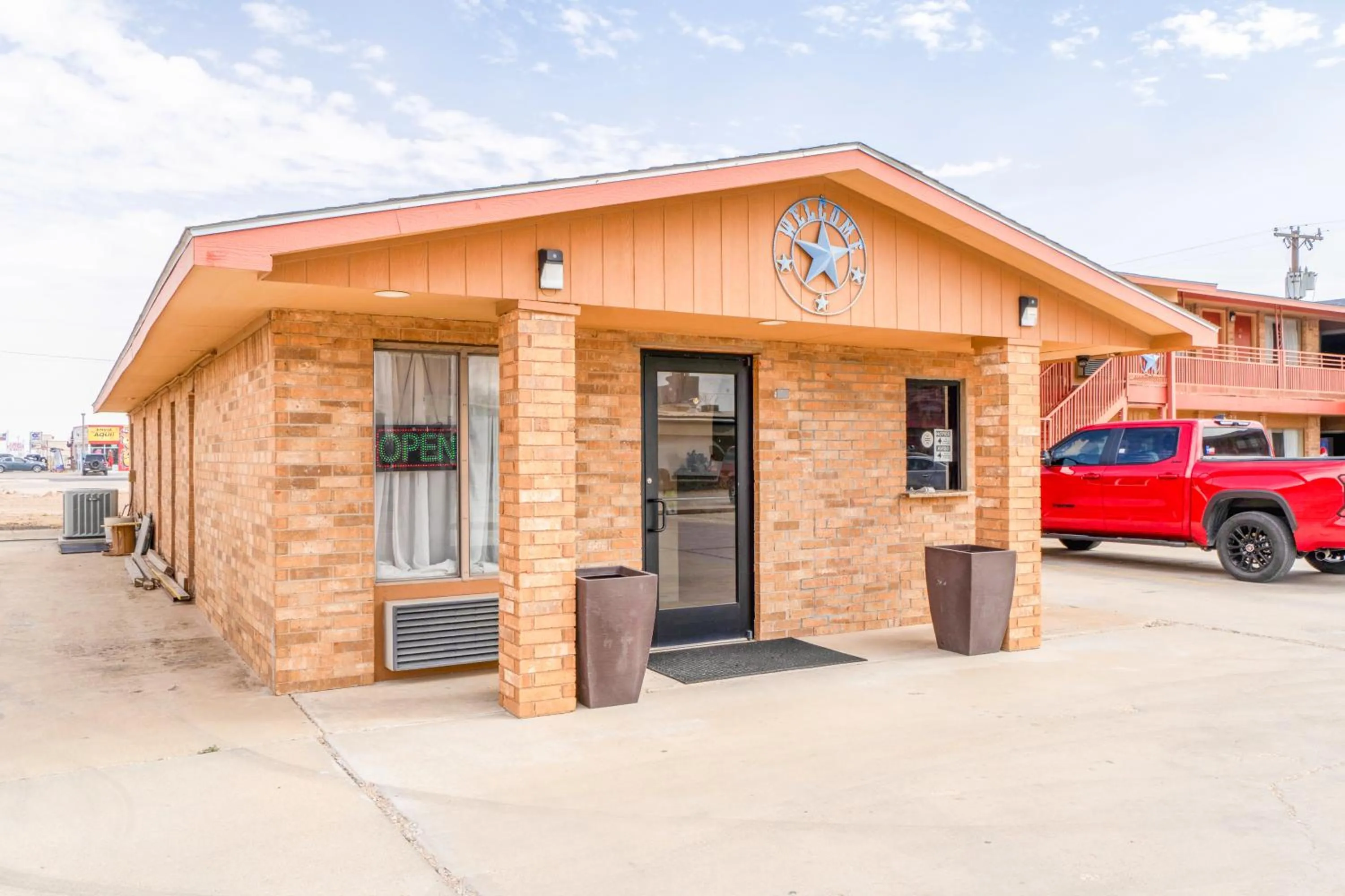 Facade/entrance in Crown Inn By OYO Denver Tx