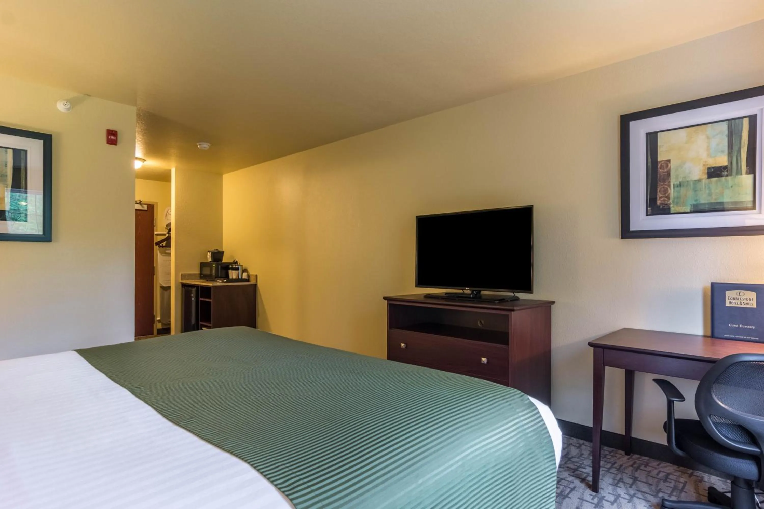 Bed in Cobblestone Hotel & Suites - Harborcreek