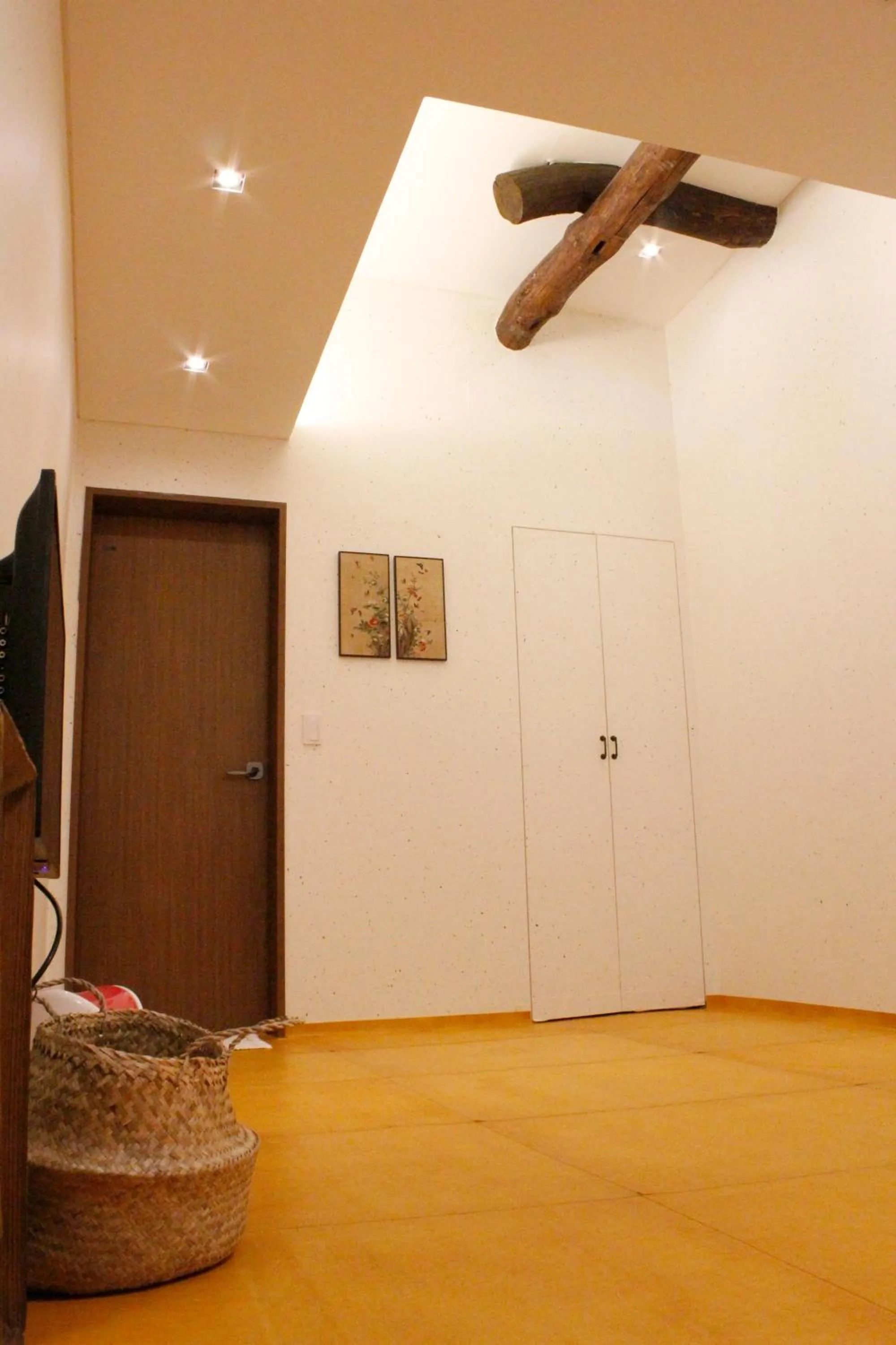 Decorative detail in Sungsim Hanok Guesthouse