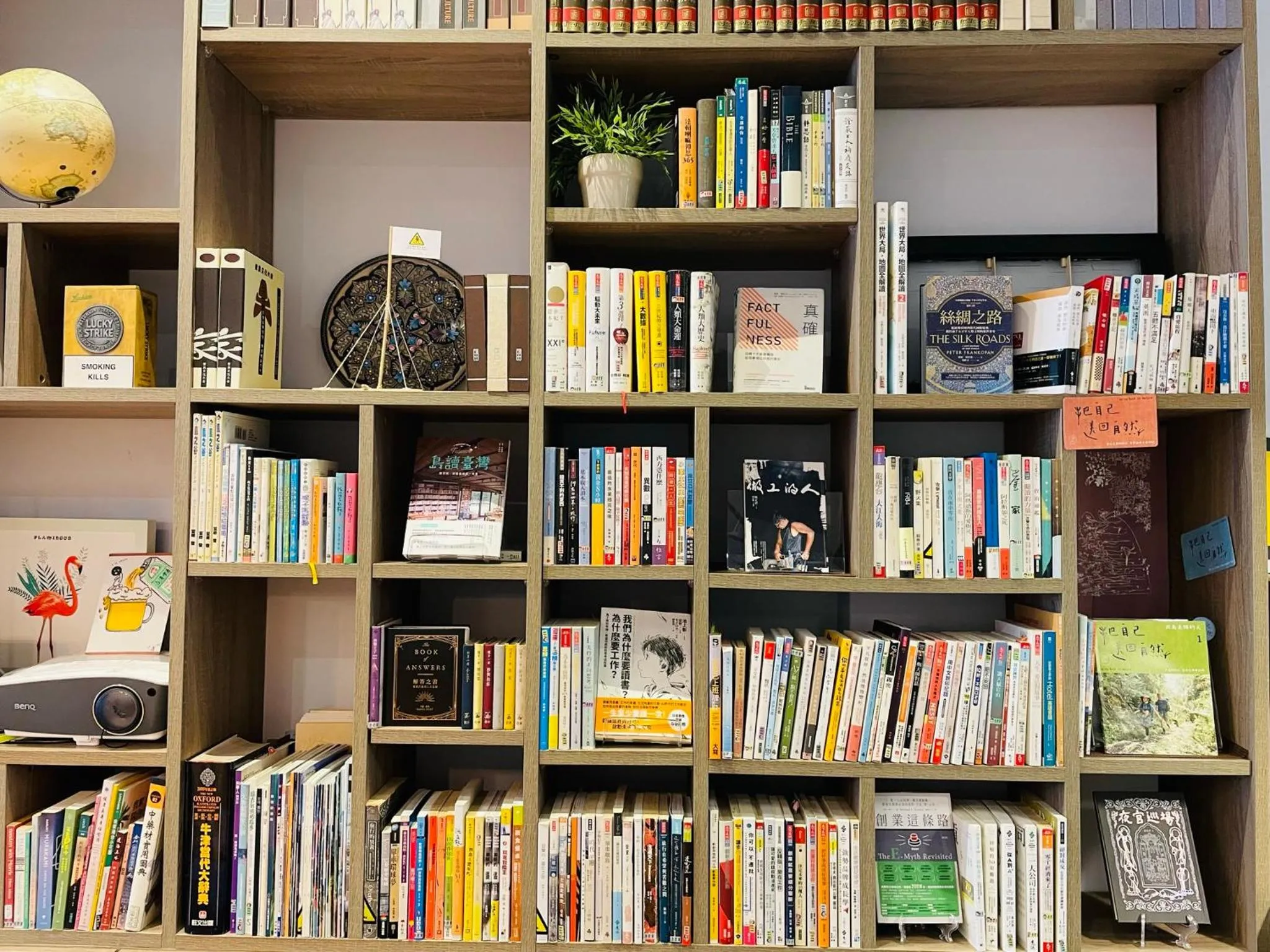 Living room, Library in On My Way Hualien Hostel