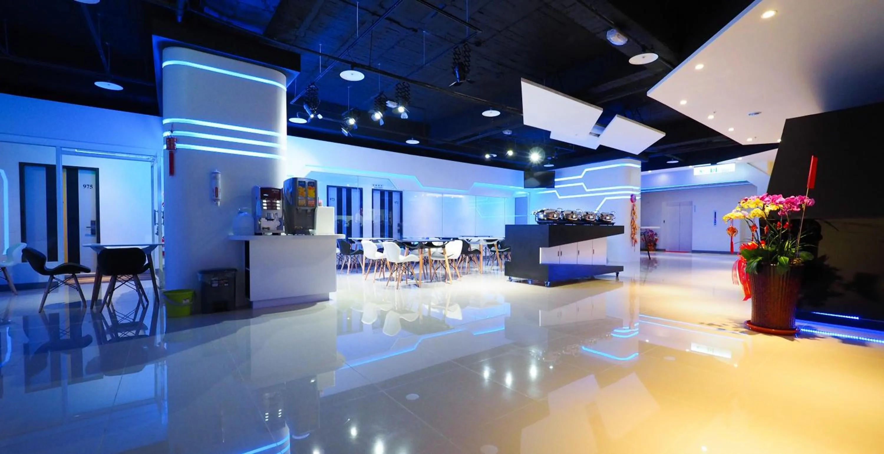 Restaurant/places to eat in Galaxia Business Hotel