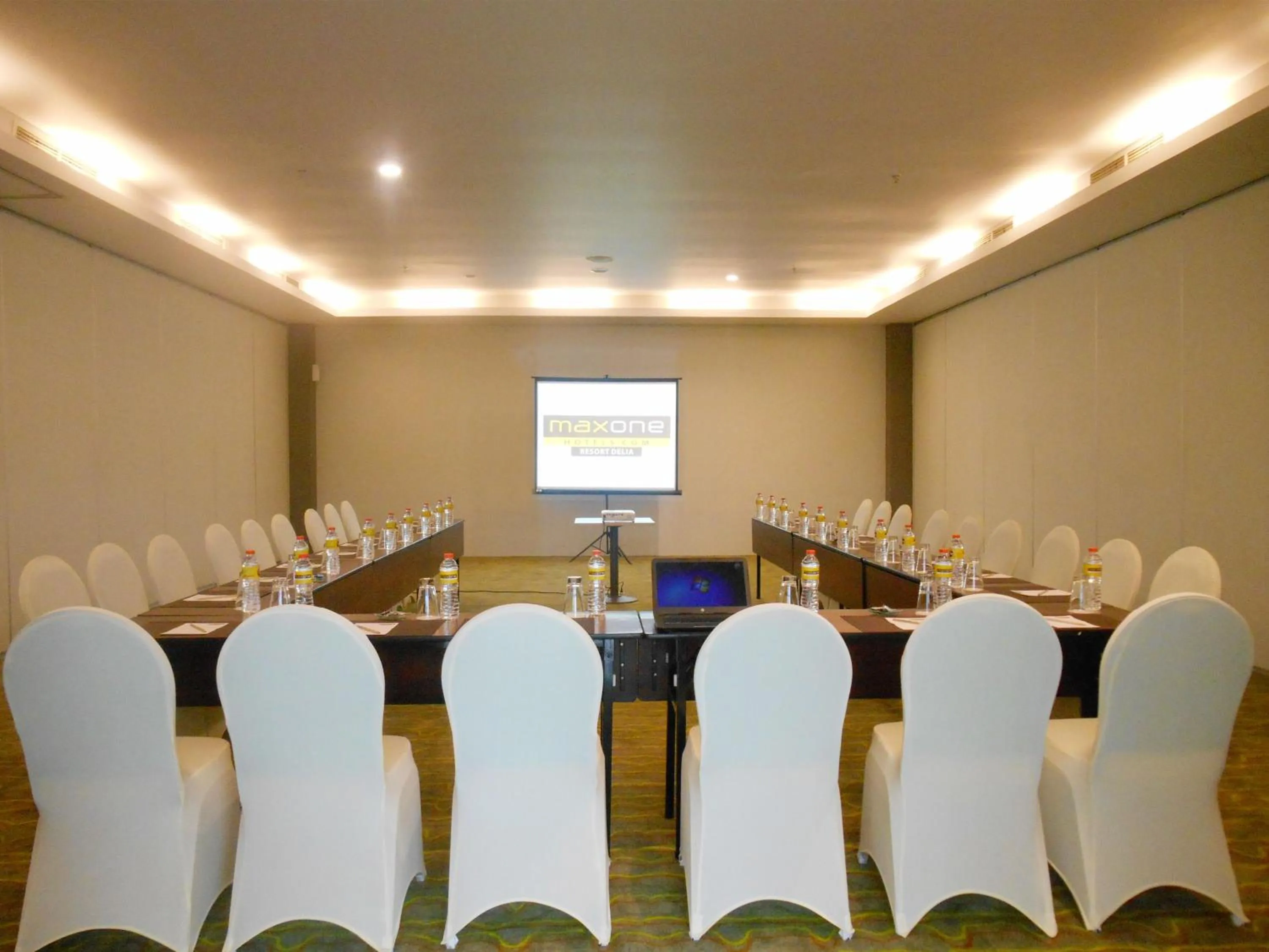 Business facilities in MaxOneHotels at Resort Makassar