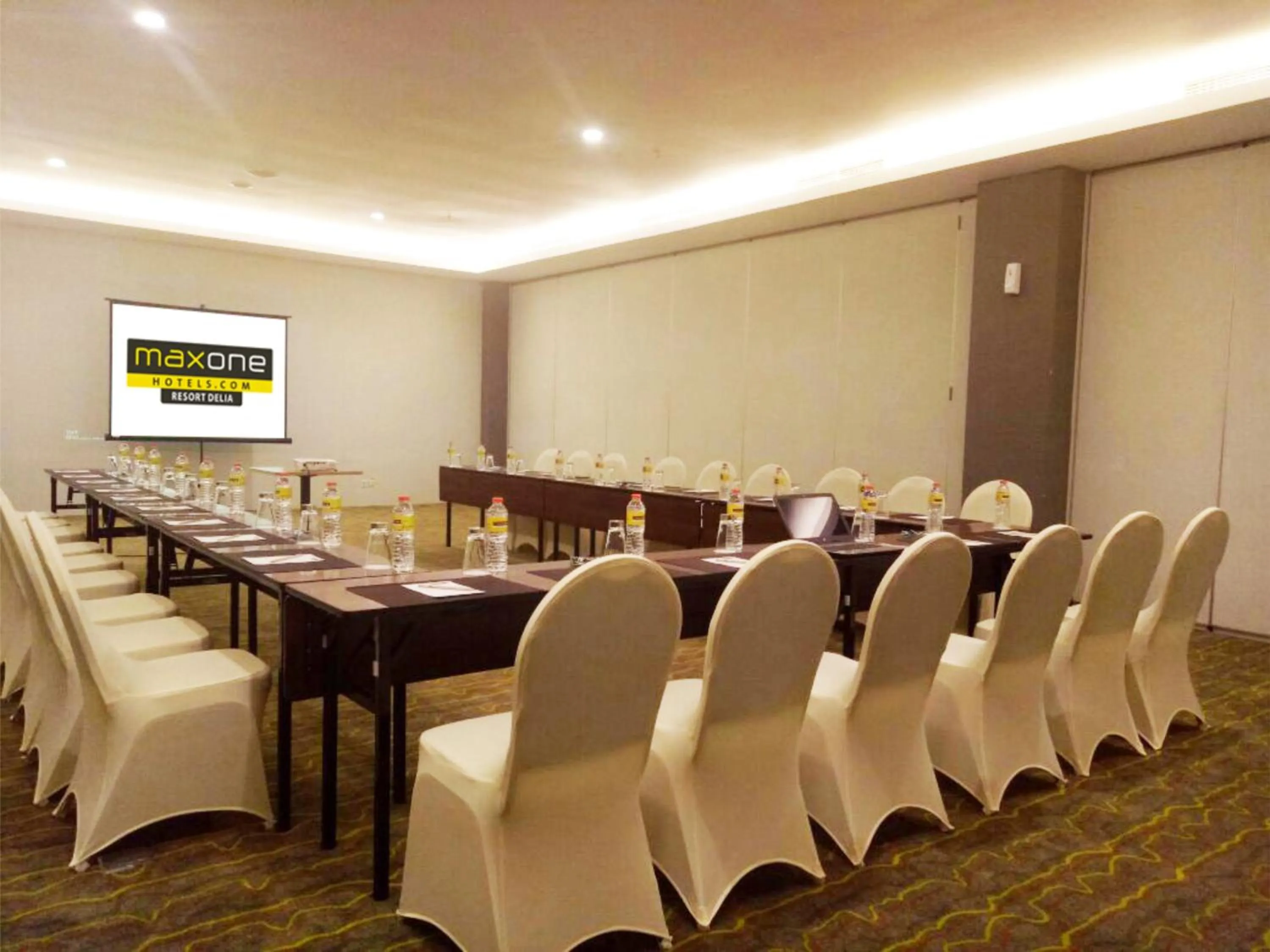 Business facilities in MaxOneHotels at Resort Makassar