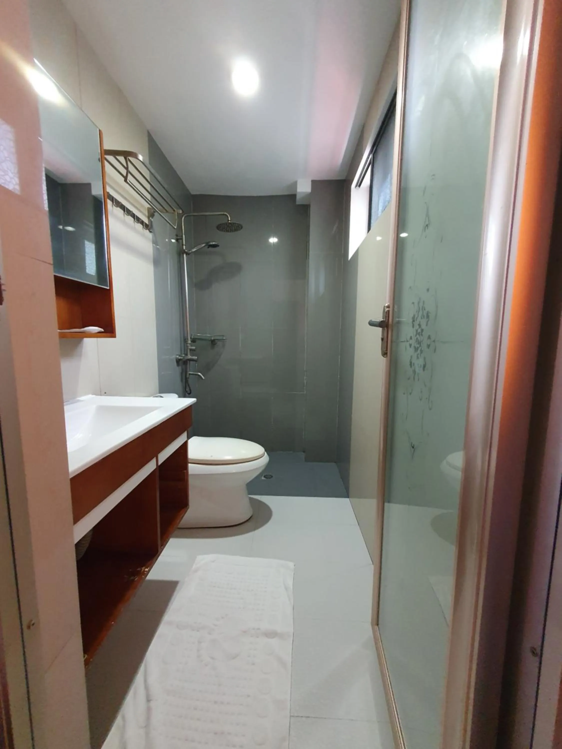 Shower in Moalboal Tropics