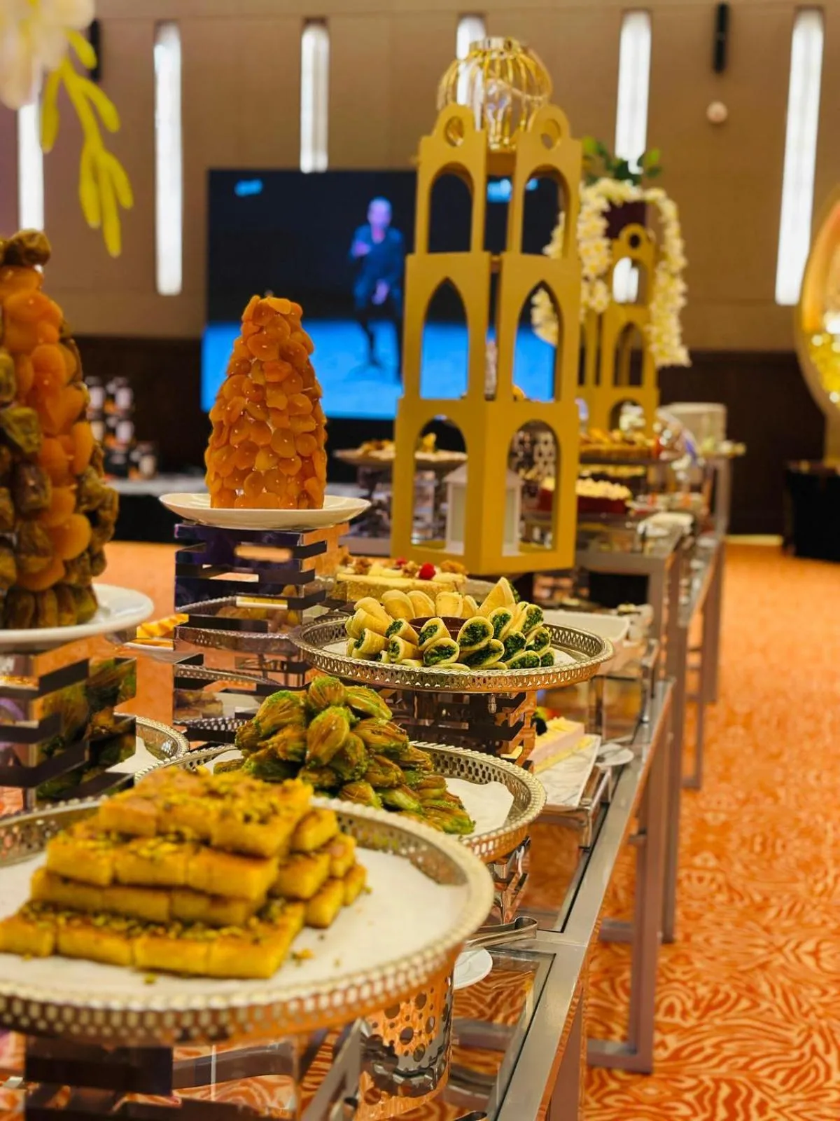 Restaurant/places to eat in Millennium Hail Hotel