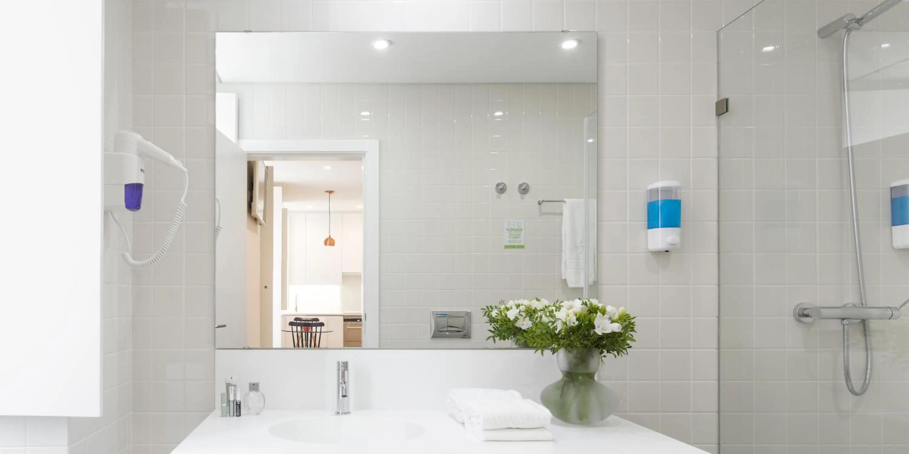 Shower in LSA Bairro Alto by Numa