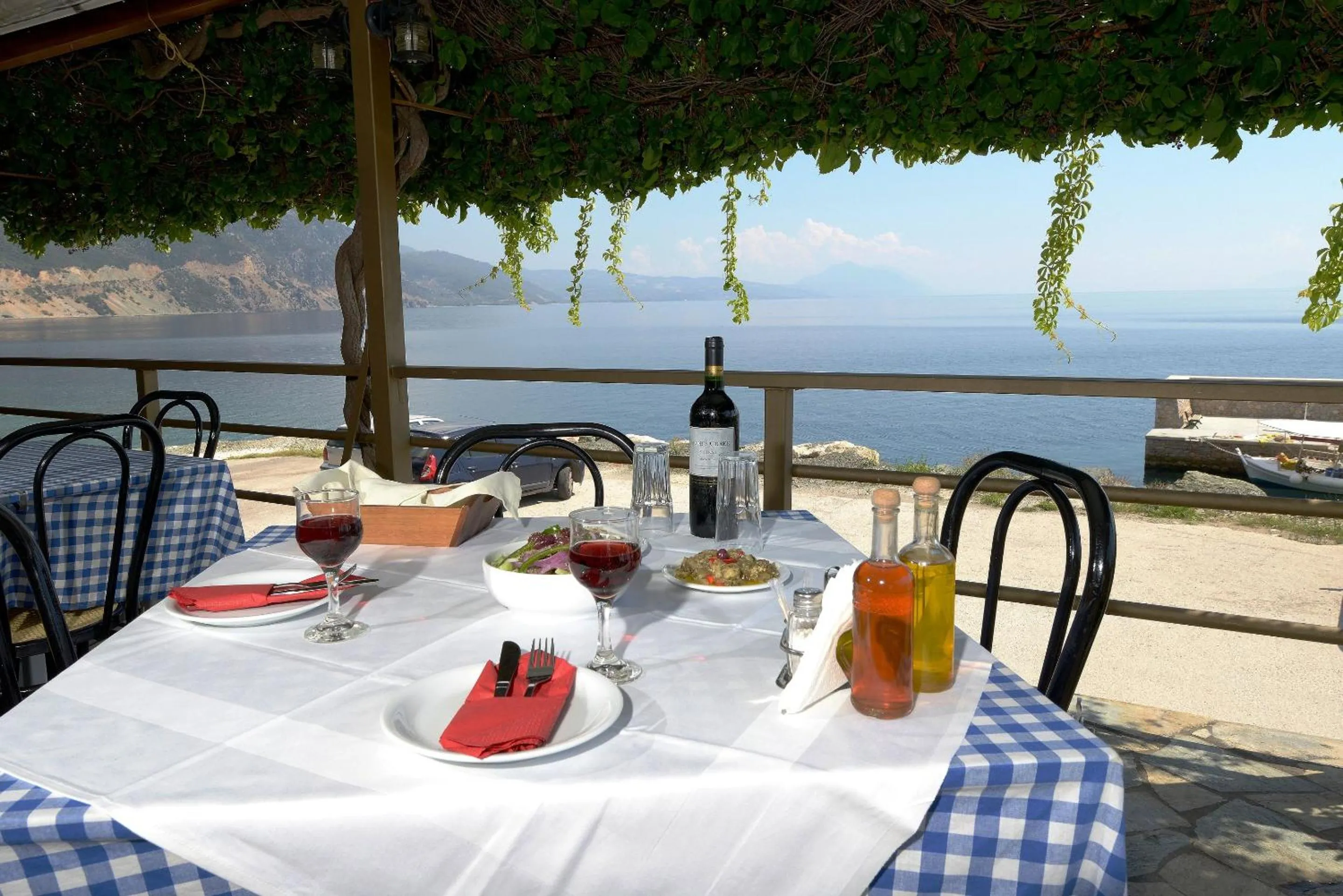 Restaurant/places to eat in Pharos Rooms