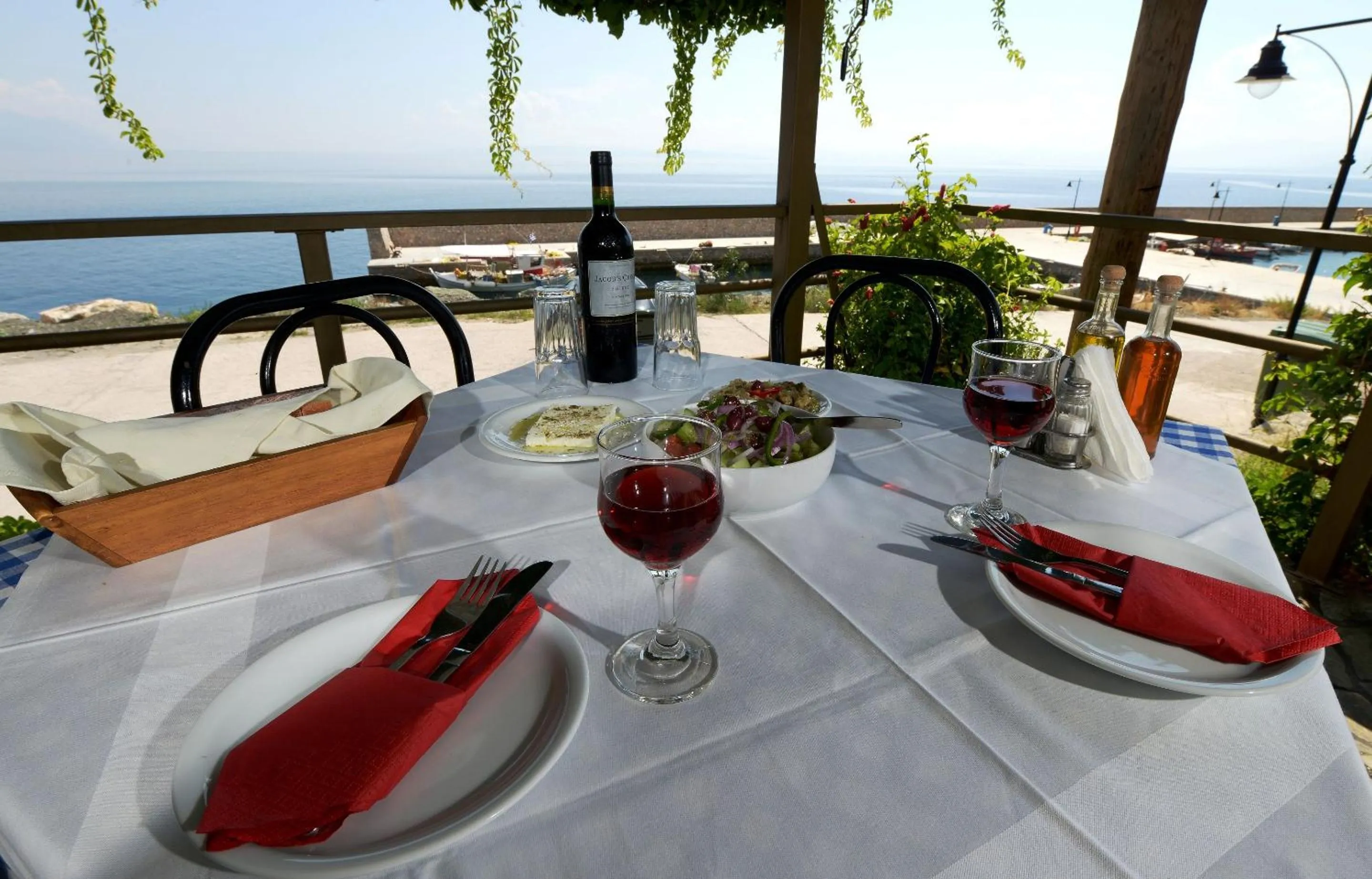 Restaurant/places to eat in Pharos Rooms