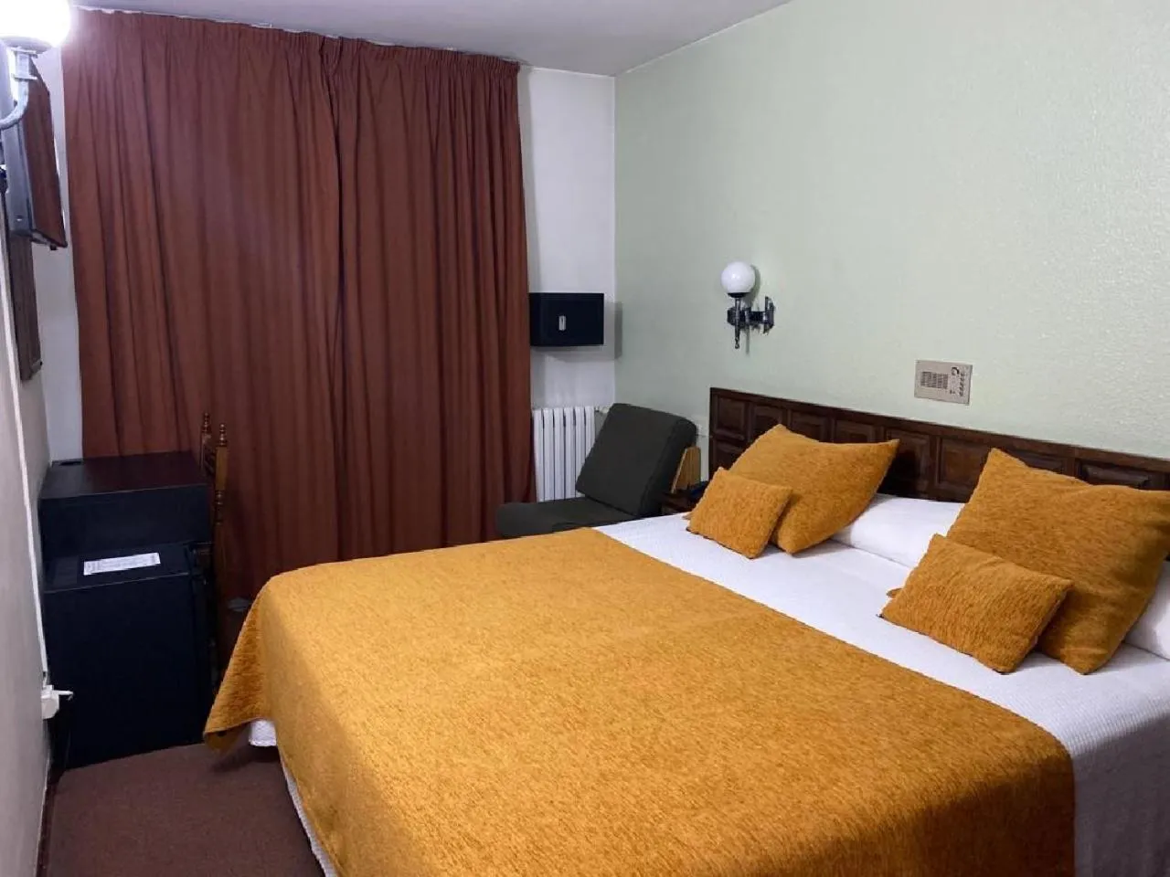 Bedroom, Bed in Hotel Folch