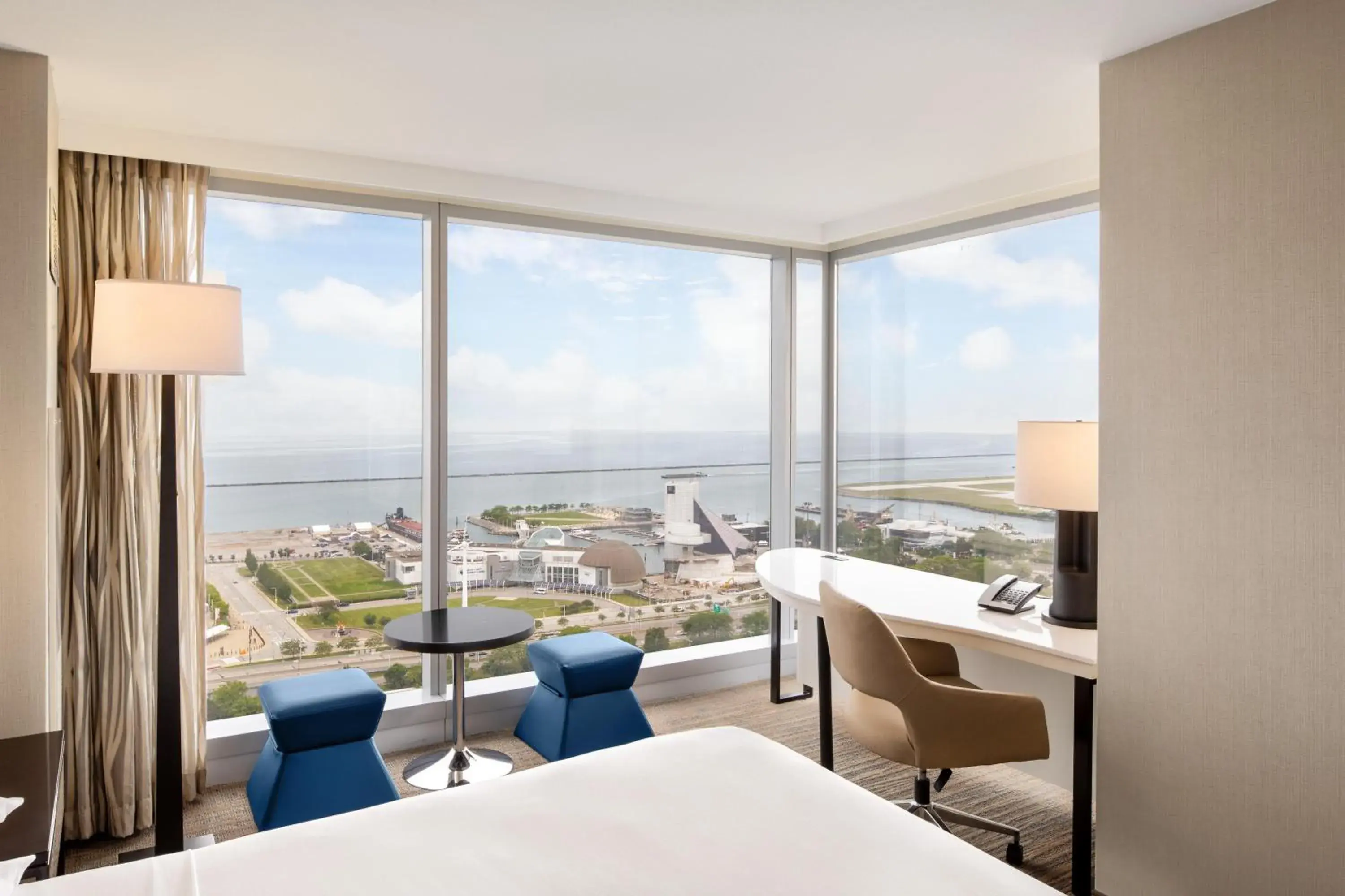 Corner King Room - Hearing Access in Hilton Cleveland Downtown Corner King Room - Hearing Access in Hilton Cleveland Downtown