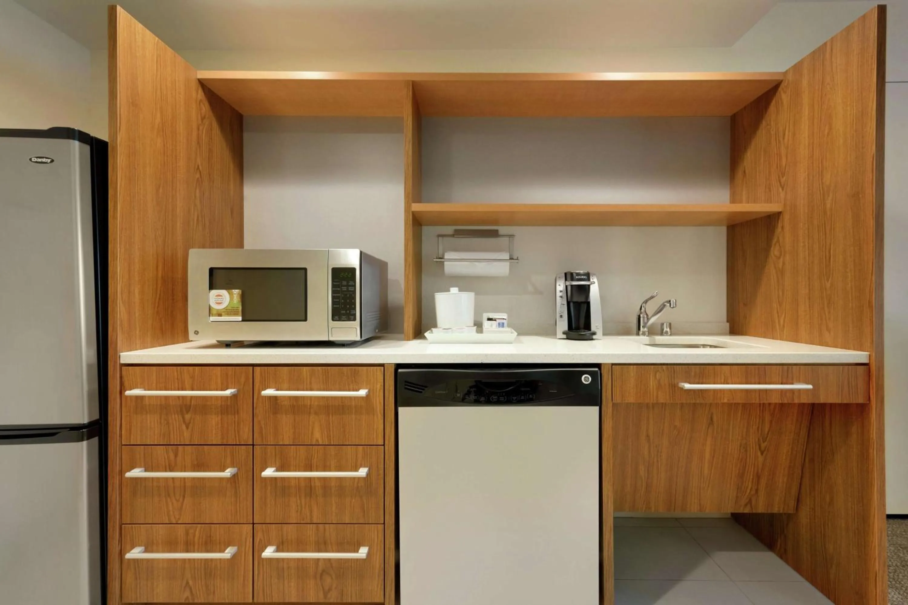 Kitchen or kitchenette in Home2 Suites by Hilton Milwaukee Airport