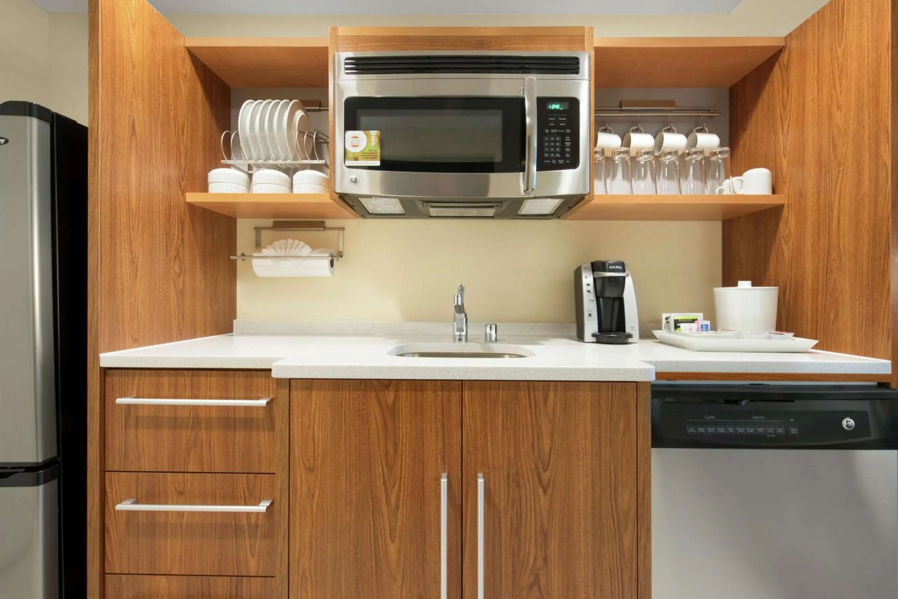 Kitchen or kitchenette in Home2 Suites by Hilton Milwaukee Airport