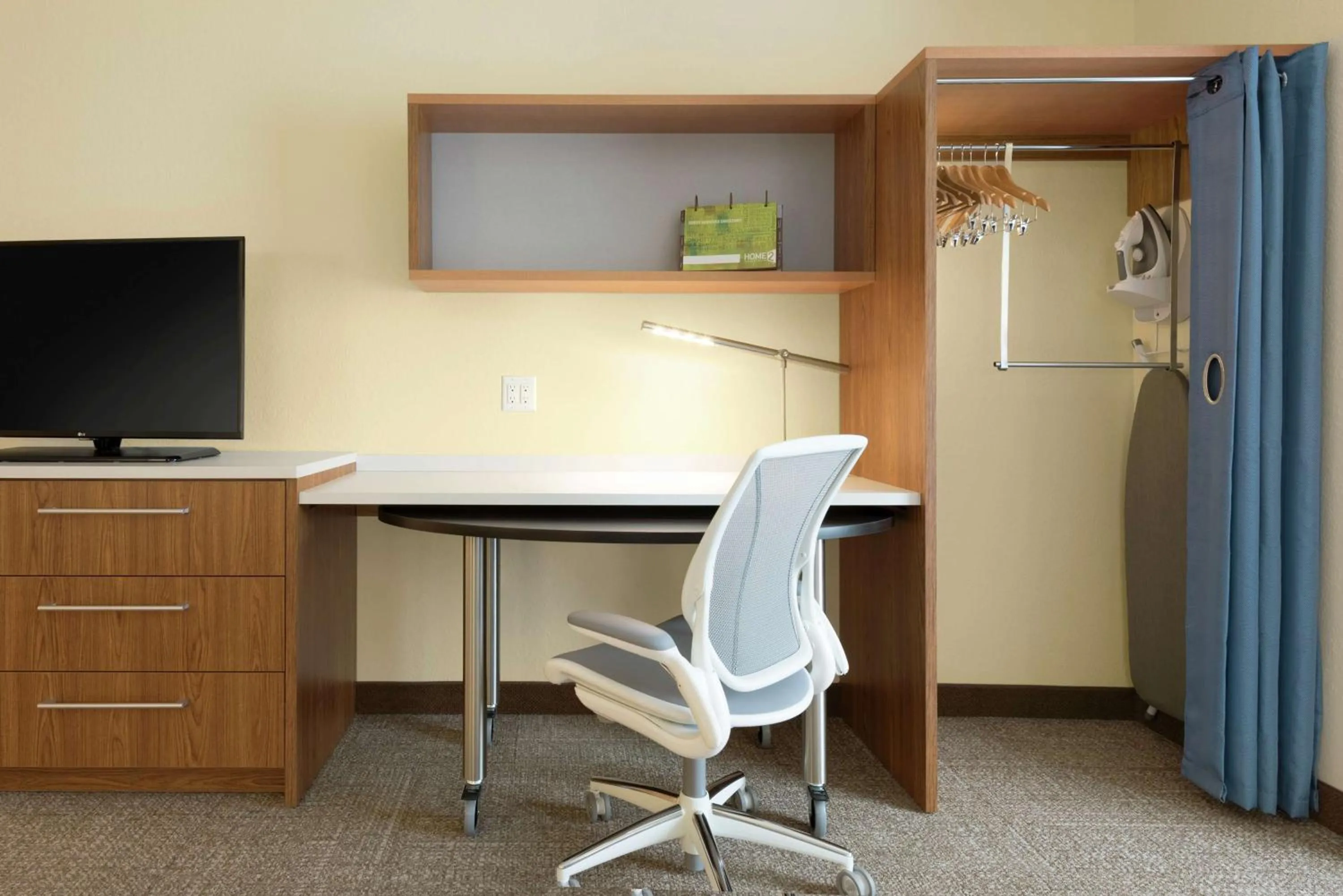 Bedroom in Home2 Suites by Hilton Milwaukee Airport