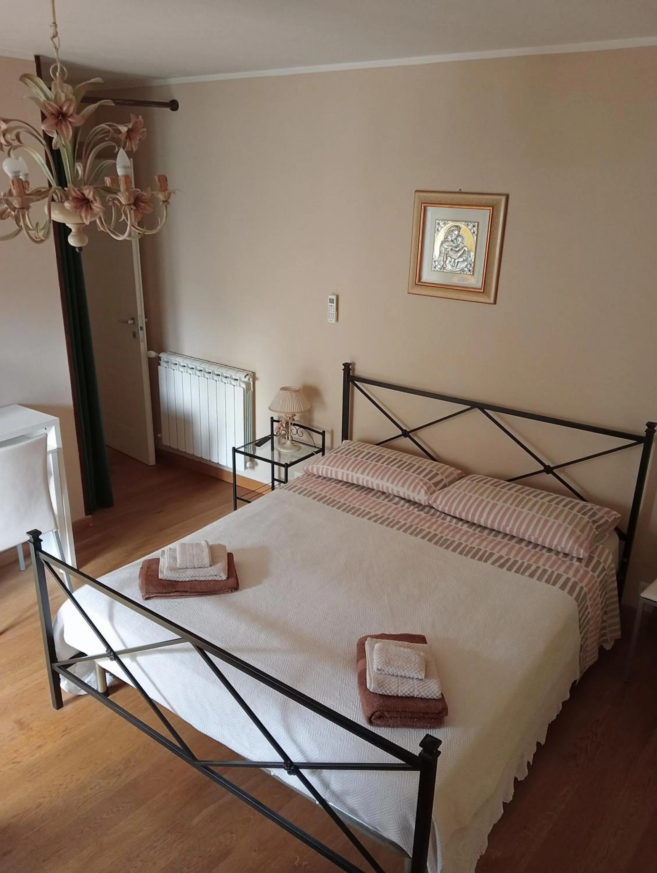 Bed in San Nicolò Holiday Home